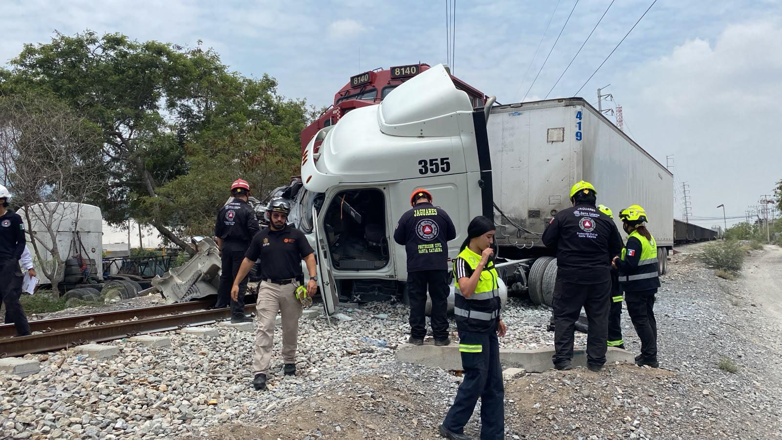 Reportan choque de tren y tráiler en Santa Catarina, Nuevo León
