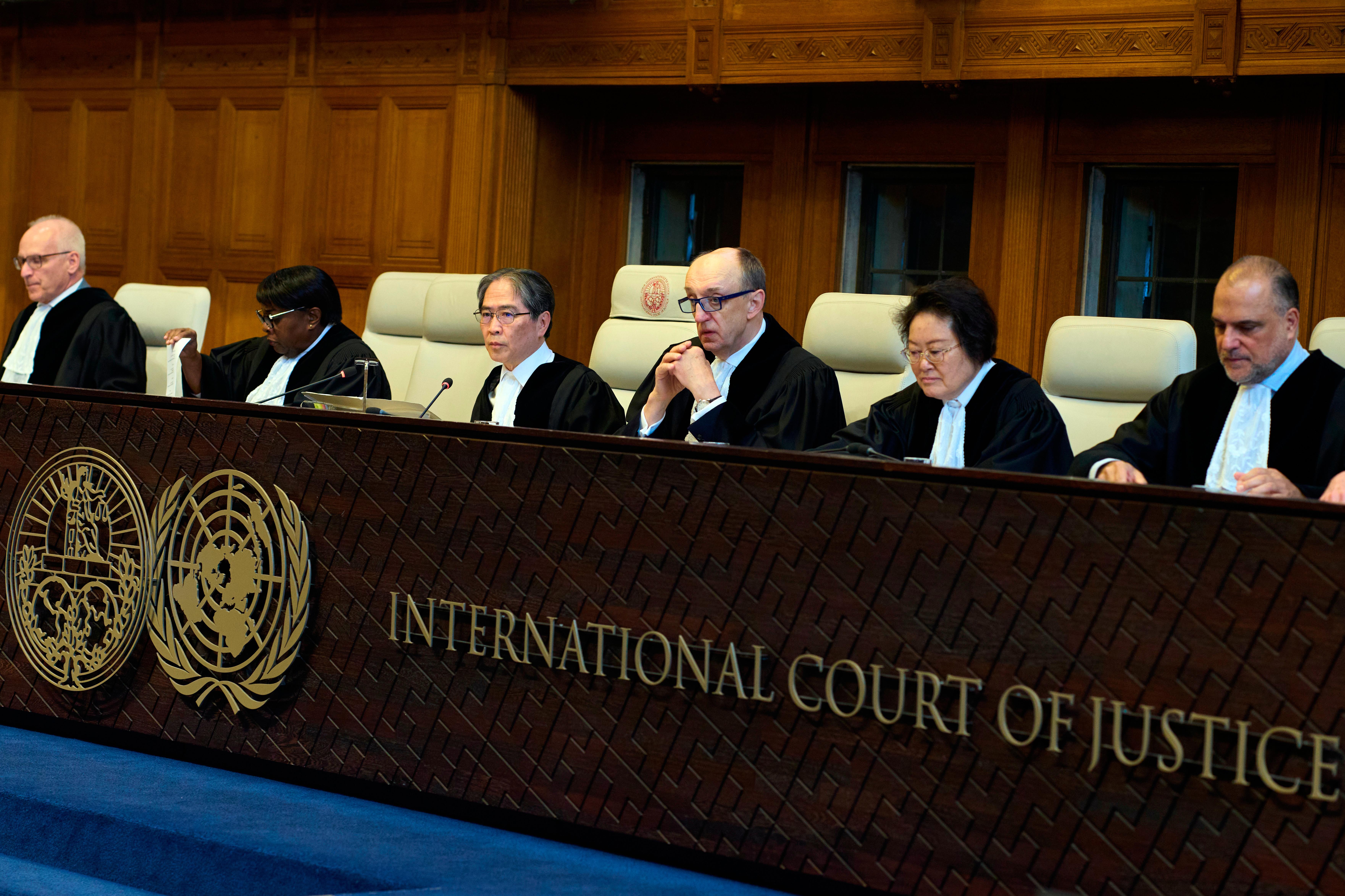 El juez presidente Yuji Iwasawa, tercero por la izquierda, inaugura la sesión de la Corte Internacional de Justicia en La Haya, Países Bajos.