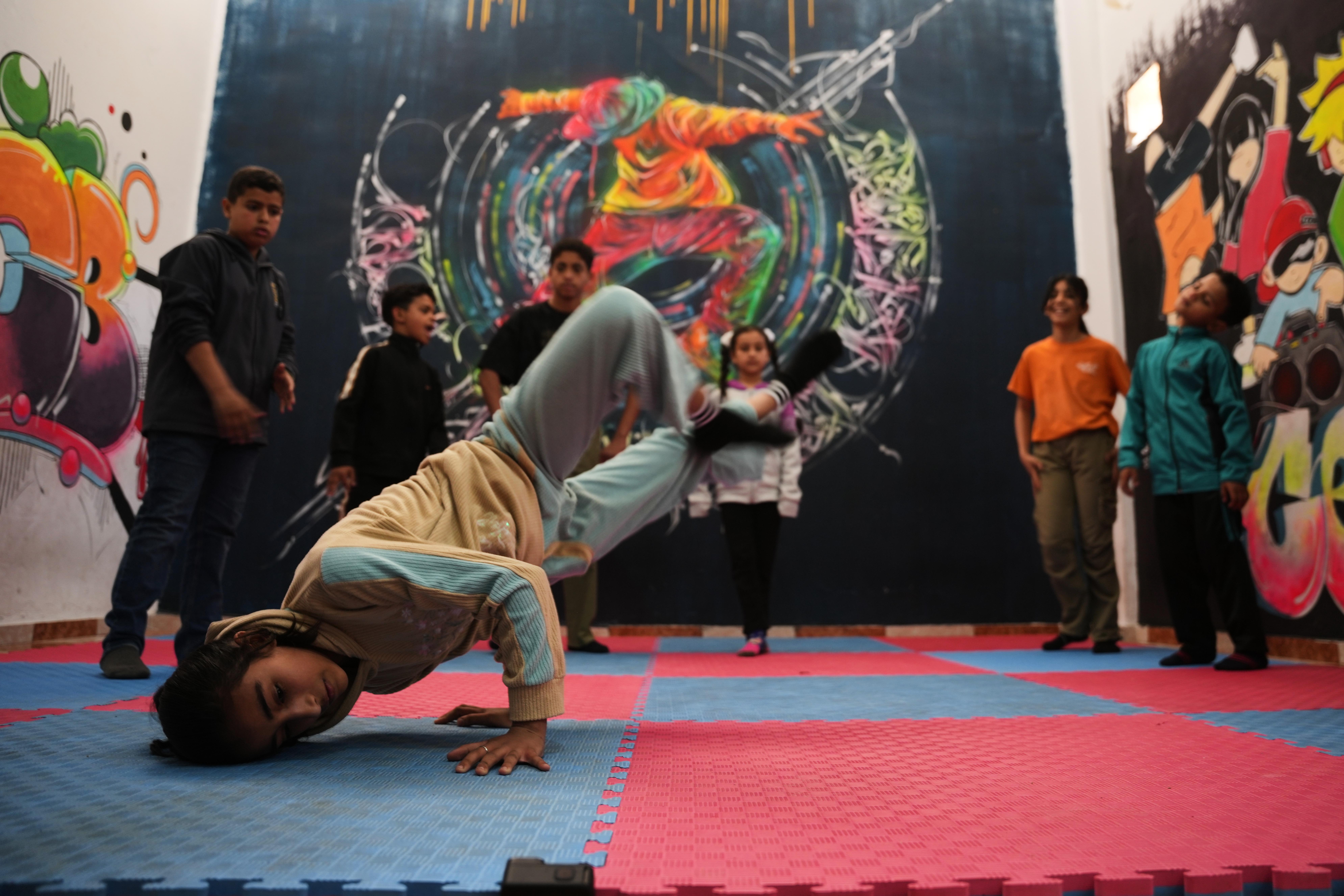 A través del breakdancing niños palestinos buscan aliviar el estrés provocado por la guerra