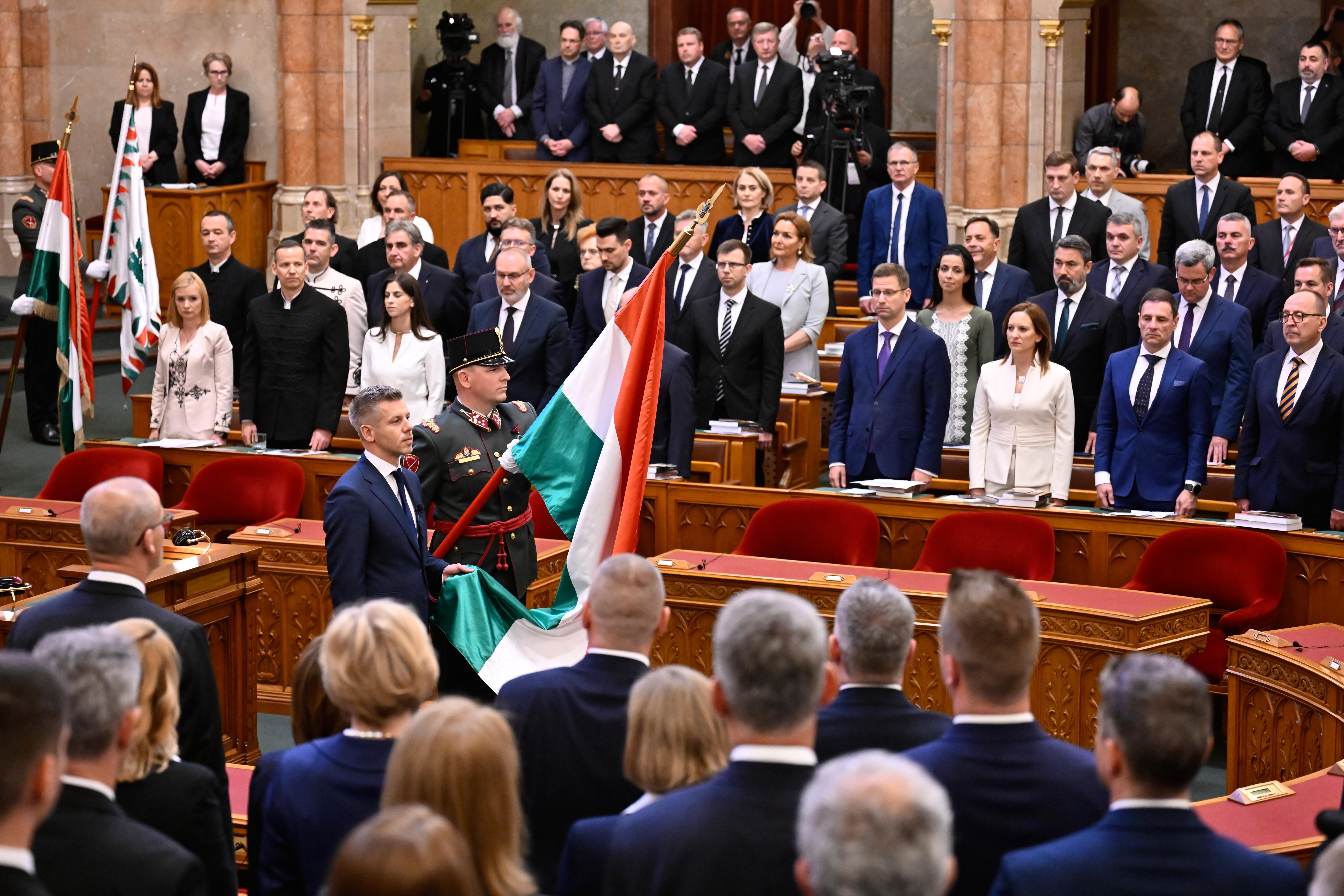 Asume Péter Magyar como el nuevo primer ministro de Hungría poniendo fin a 16 años de la era Orbán