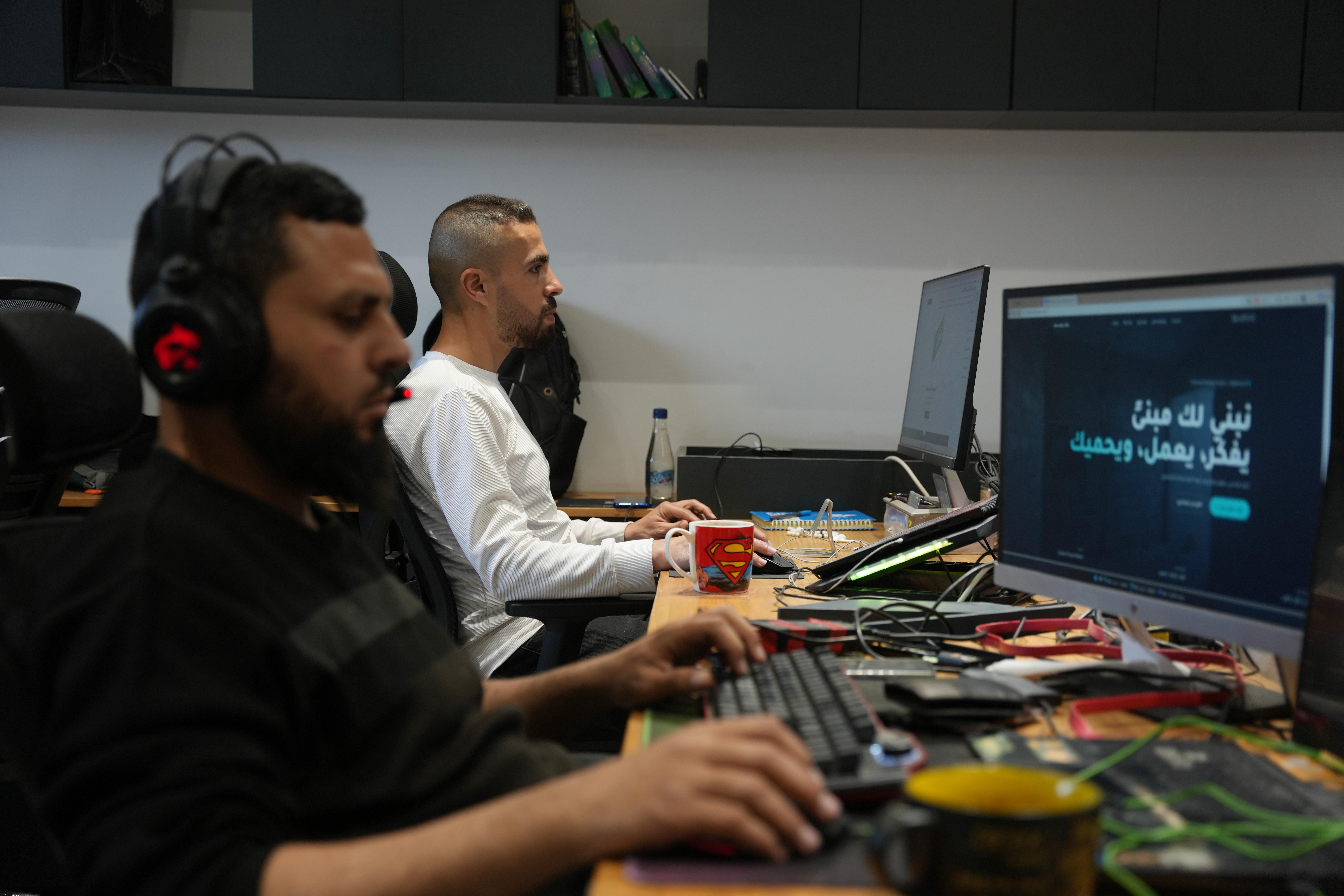 A pesar de las bombas, apagones y restricciones bancarias, trabajadores digitales de Gaza siguen programando