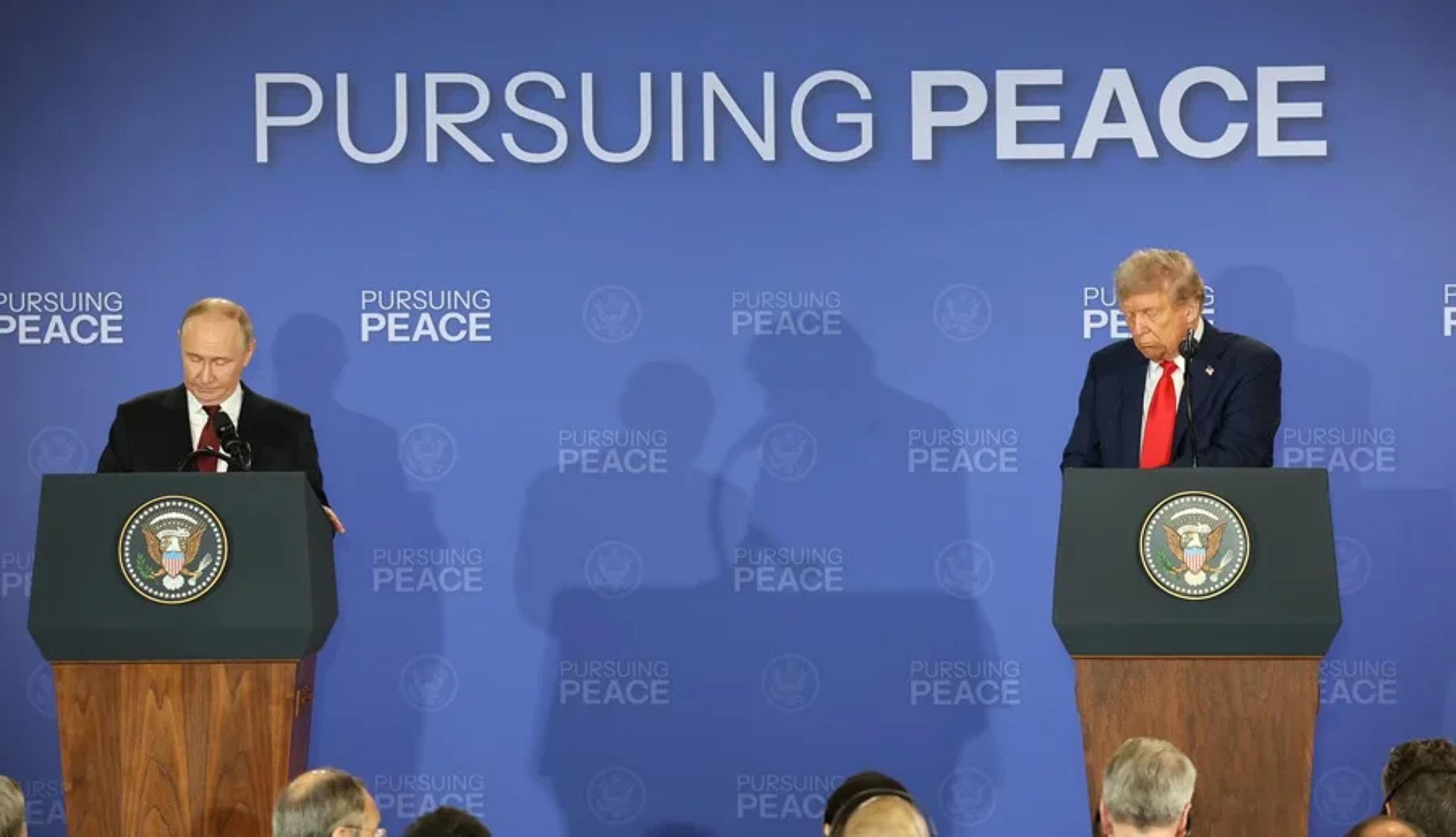 El presidente de Rusia, Vladimir Putin durante una declaración conjunta con su homólogo de Estados Unidos, Donald Trump, este viernes, en Anchorage, Alaska el 16 agosto 2025.