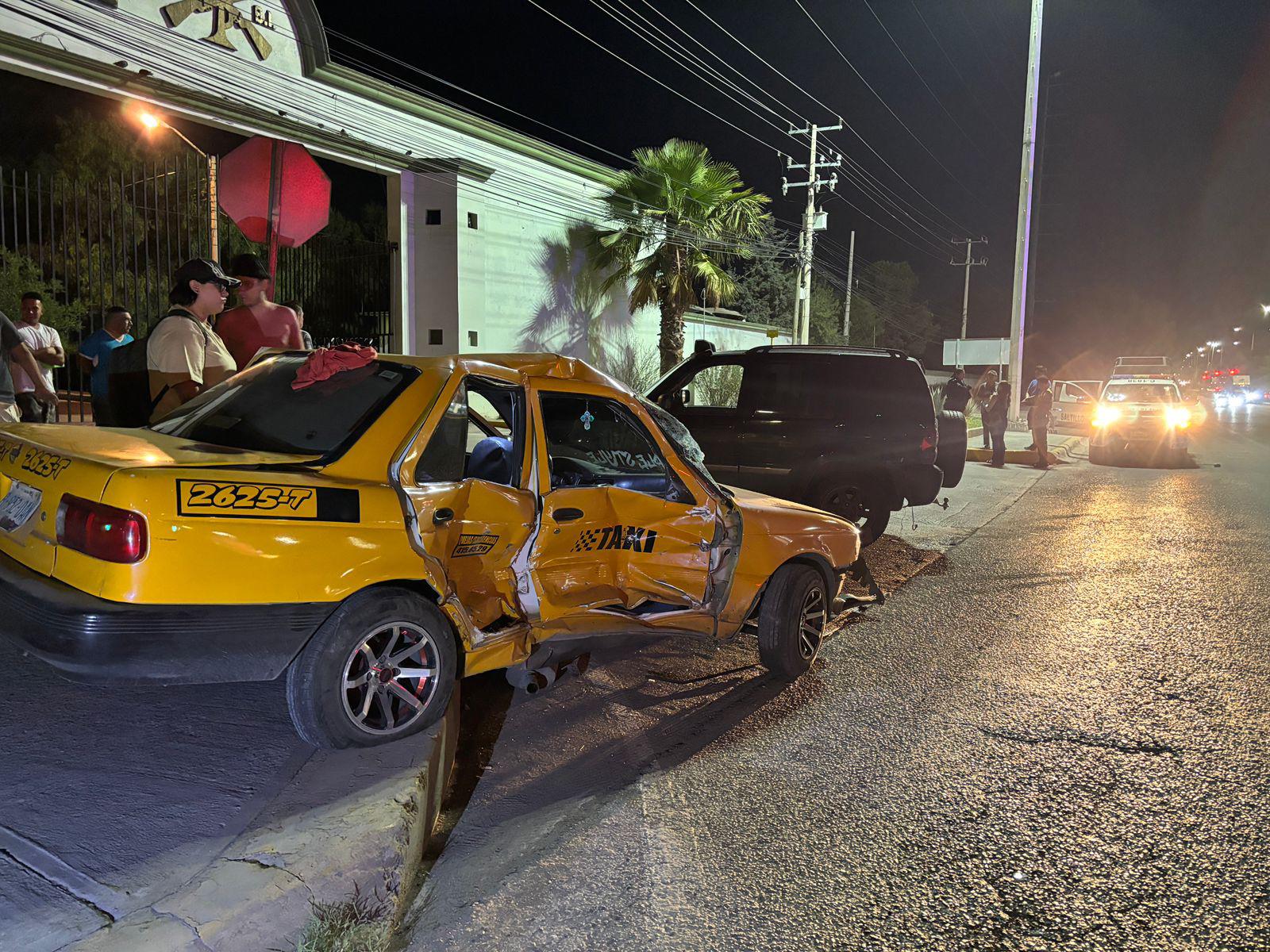 Por ir platicando con su esposa, se pasa el rojo y choca al sur de Saltillo; joven resulta herida . Noticias en tiempo real