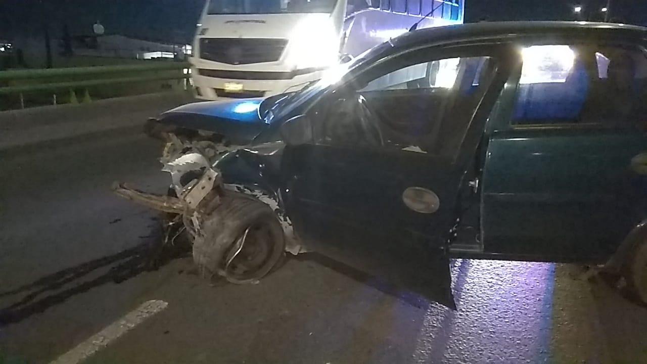 Joven dormita y destroza su vehículo en la Nazario . Noticias en tiempo real