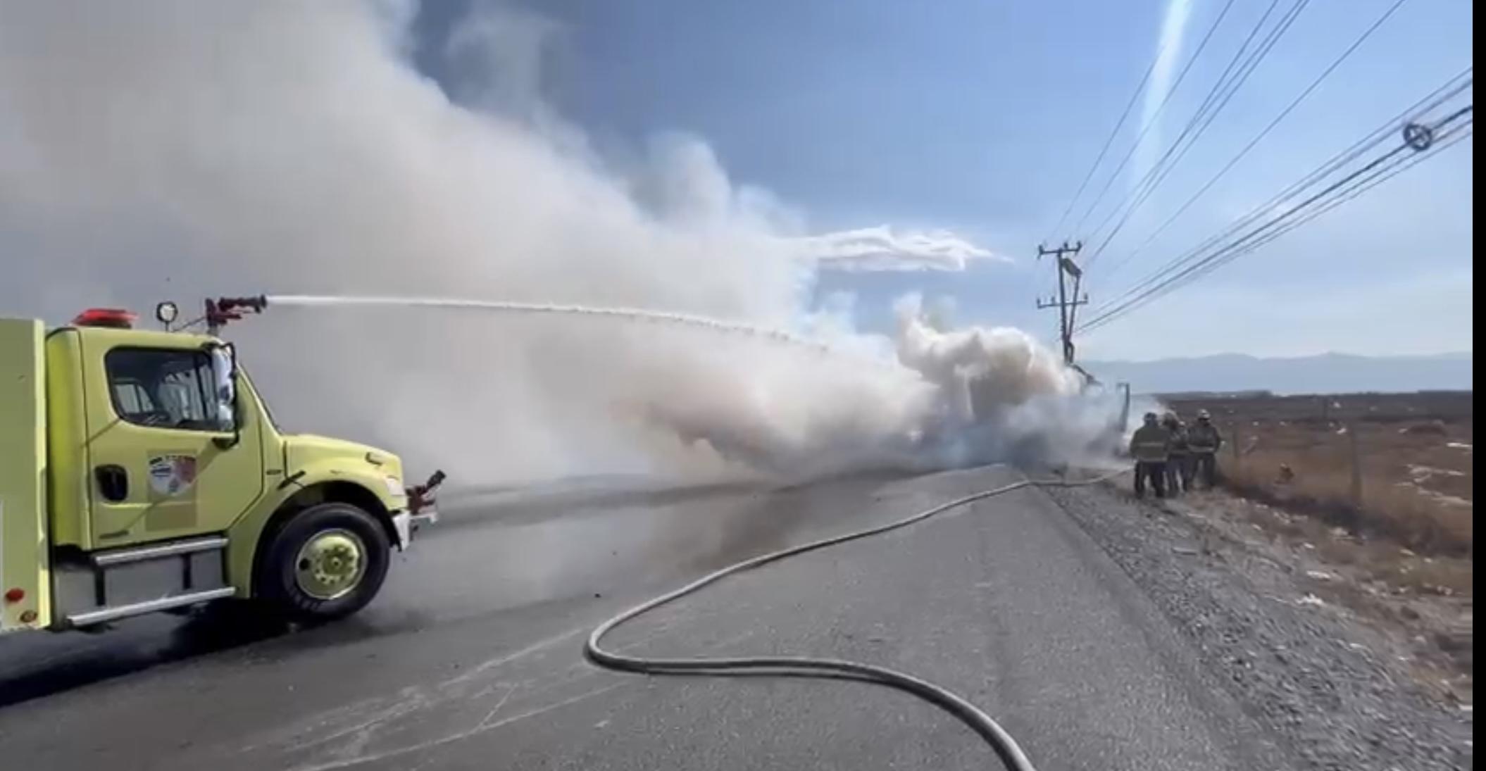 Tráiler termina envuelto en llamas al poncharse neumático y perder el control, en el libramiento OFT. Noticias en tiempo real