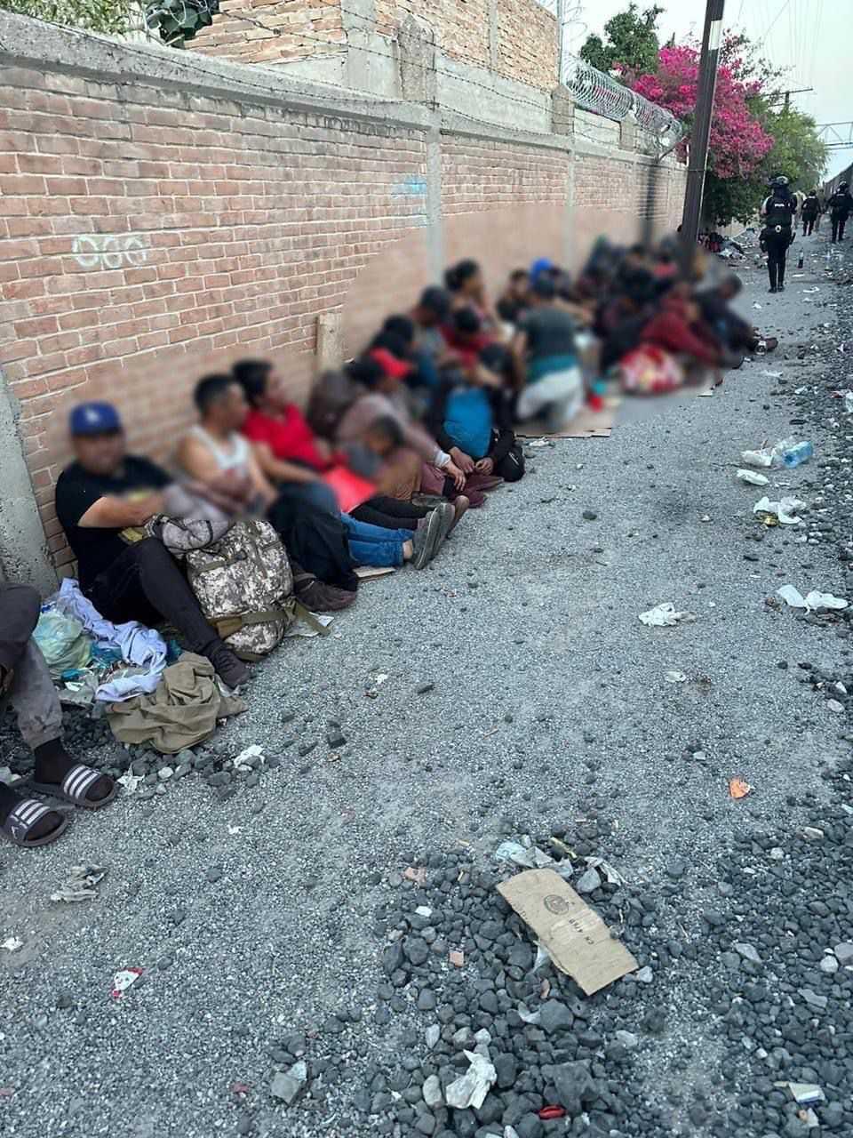 Tras hallazgo de migrantes en empresa ferroviaria, capellán condena agresión en Torreón. Noticias en tiempo real