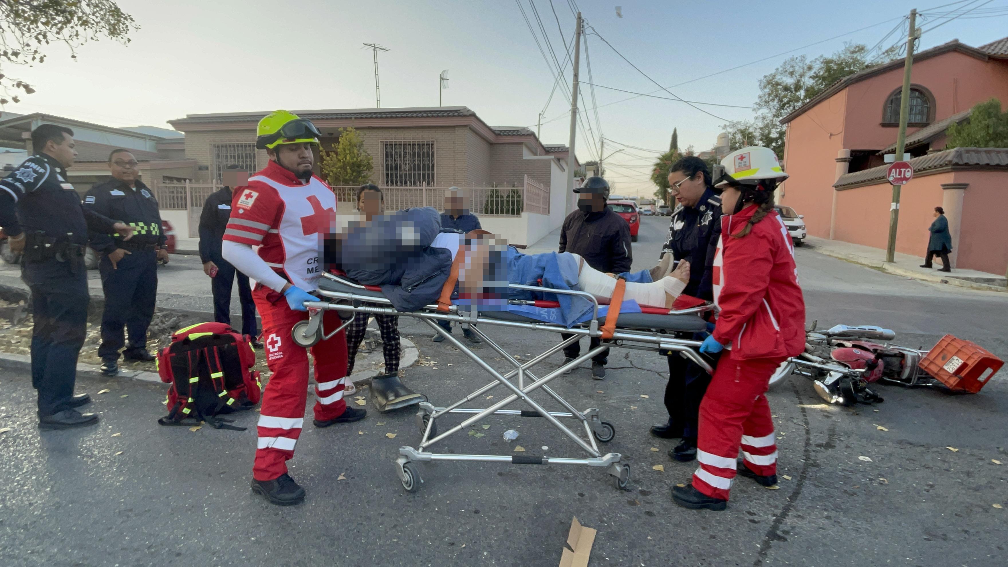 No ve a motociclista y le corta el paso en Saltillo; termina con probable fractura. Noticias en tiempo real