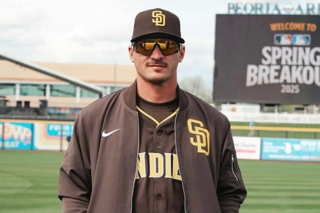 Oswaldo Pirela, entrenador de receptores en el sistema de Ligas Menores de los Padres de San Diego, fue detenido por autoridades migratorias estadounidenses durante un viaje de trabajo en Texas, un ca