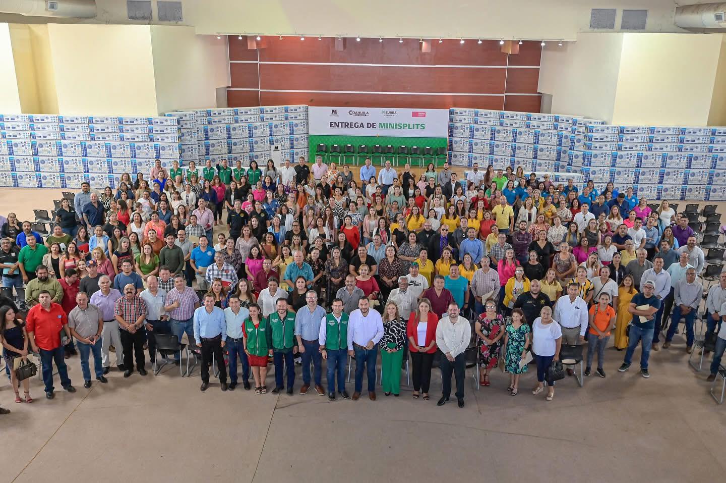 Entregan 300 minisplits para más de 200 escuelas de Monclova y oficinas educativas. Noticias en tiempo real