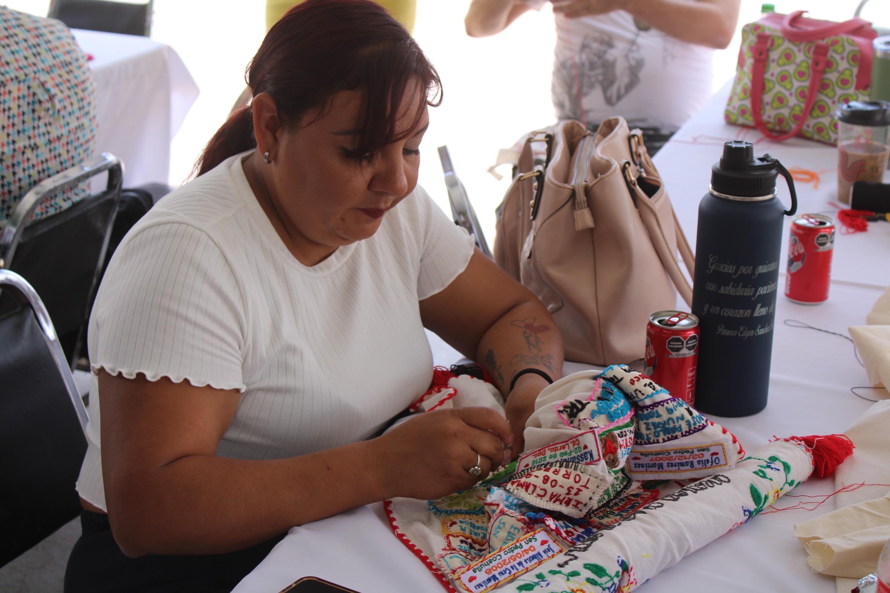 Madres buscadoras en Torreón bordan expedientes para exigir que no se maquillen cifras y mantener la memoria