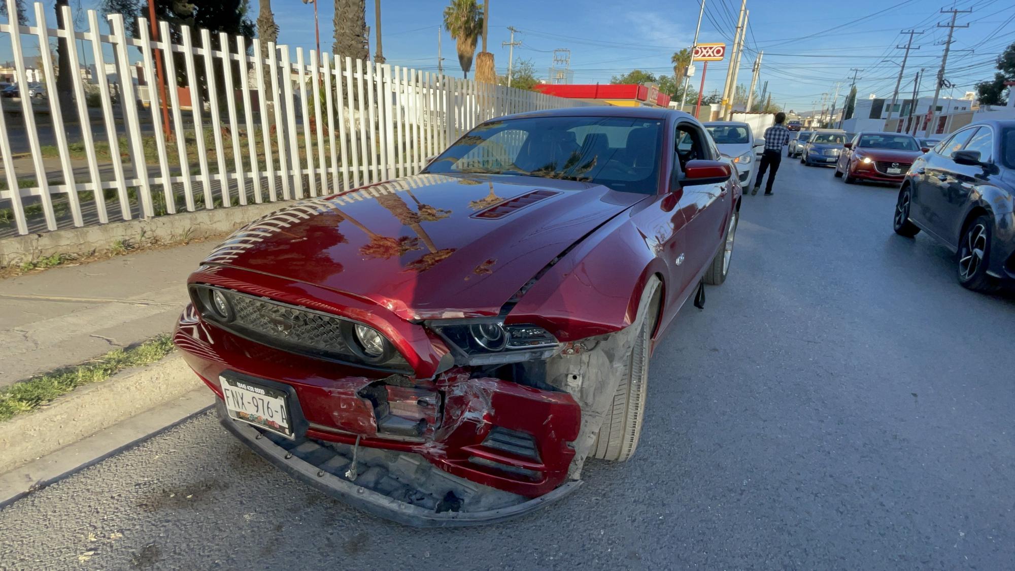 Mustang choca a joven y la deja sin clases en Saltillo; conductor asegura  'no respondieron los frenos' 