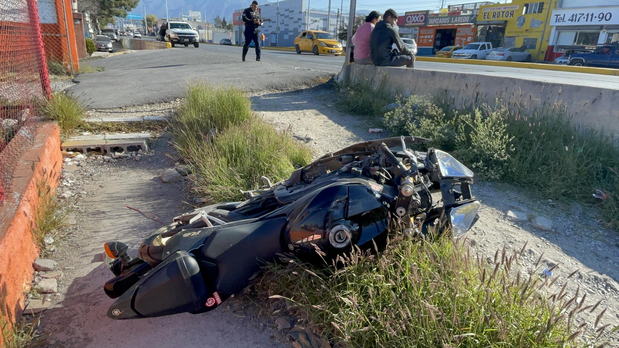 Conductor embiste a motociclista, y su moto atropella a peatón, en la Bellavista. Noticias en tiempo real