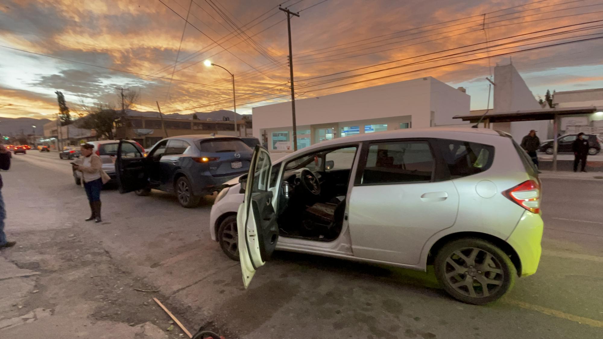 Camioneta choca a varios autos en la Zona Centro de Saltillo y huye del ...