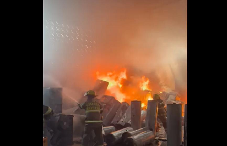 Se registra fuerte incendio en bodega de una mueblería en Monterrey. Noticias en tiempo real