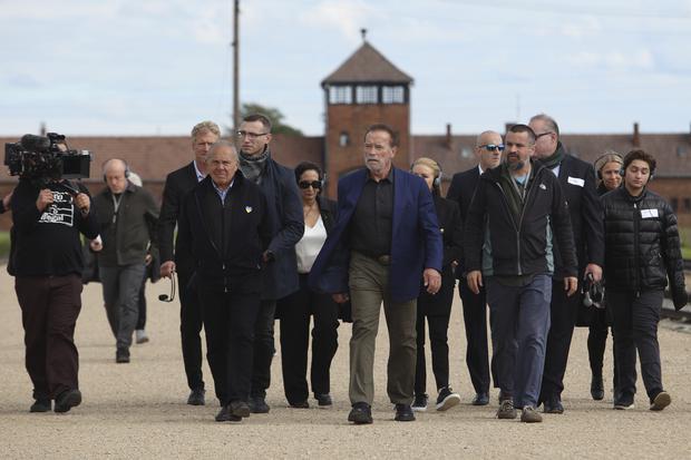 Arnold Schwarzenegger visita Auschwitz en mensaje contra el odio. Noticias en tiempo real
