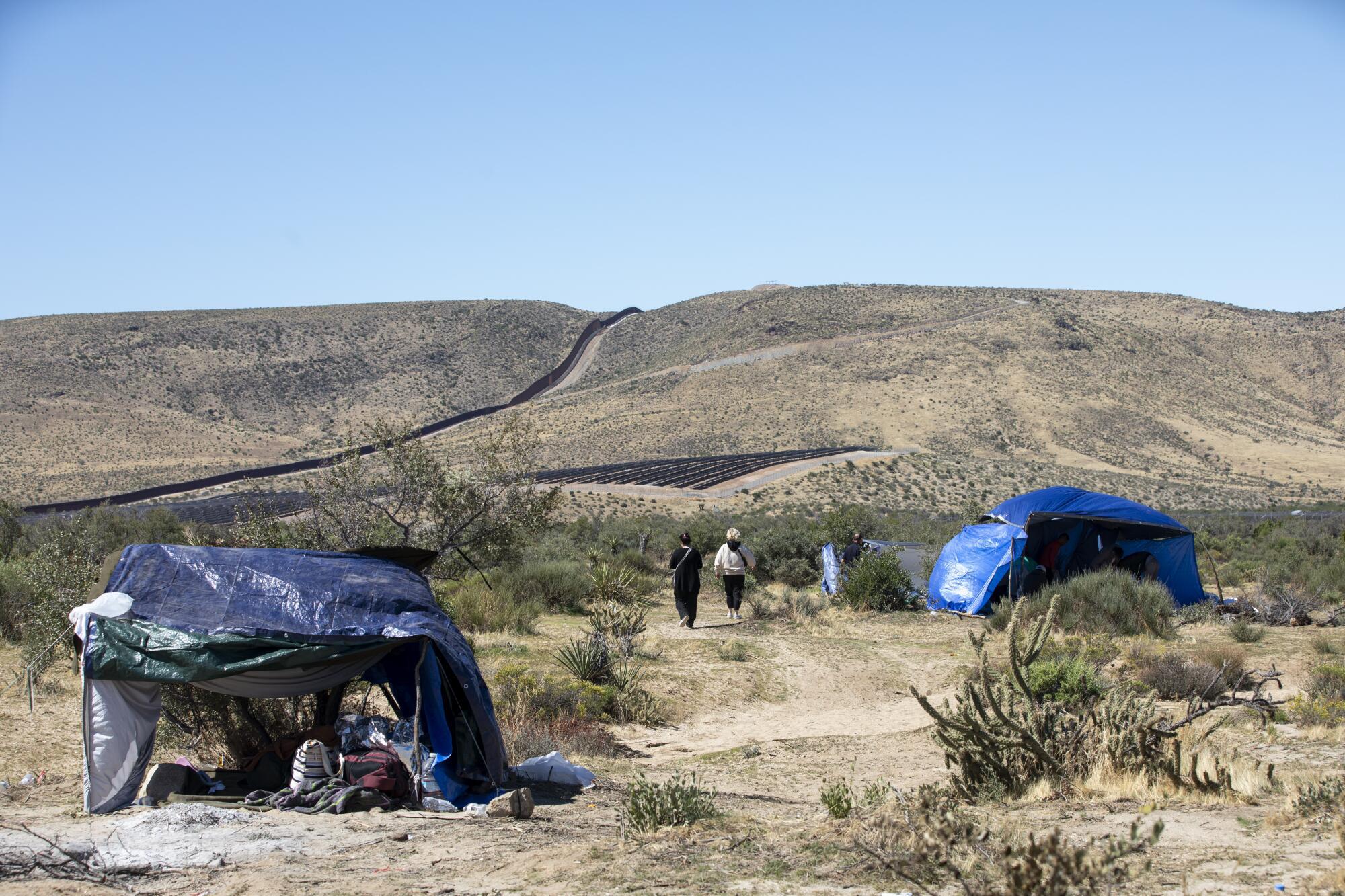 Entran a San Diego 58 mil migrantes en cinco días, gracias a ‘boquete’. Noticias en tiempo real