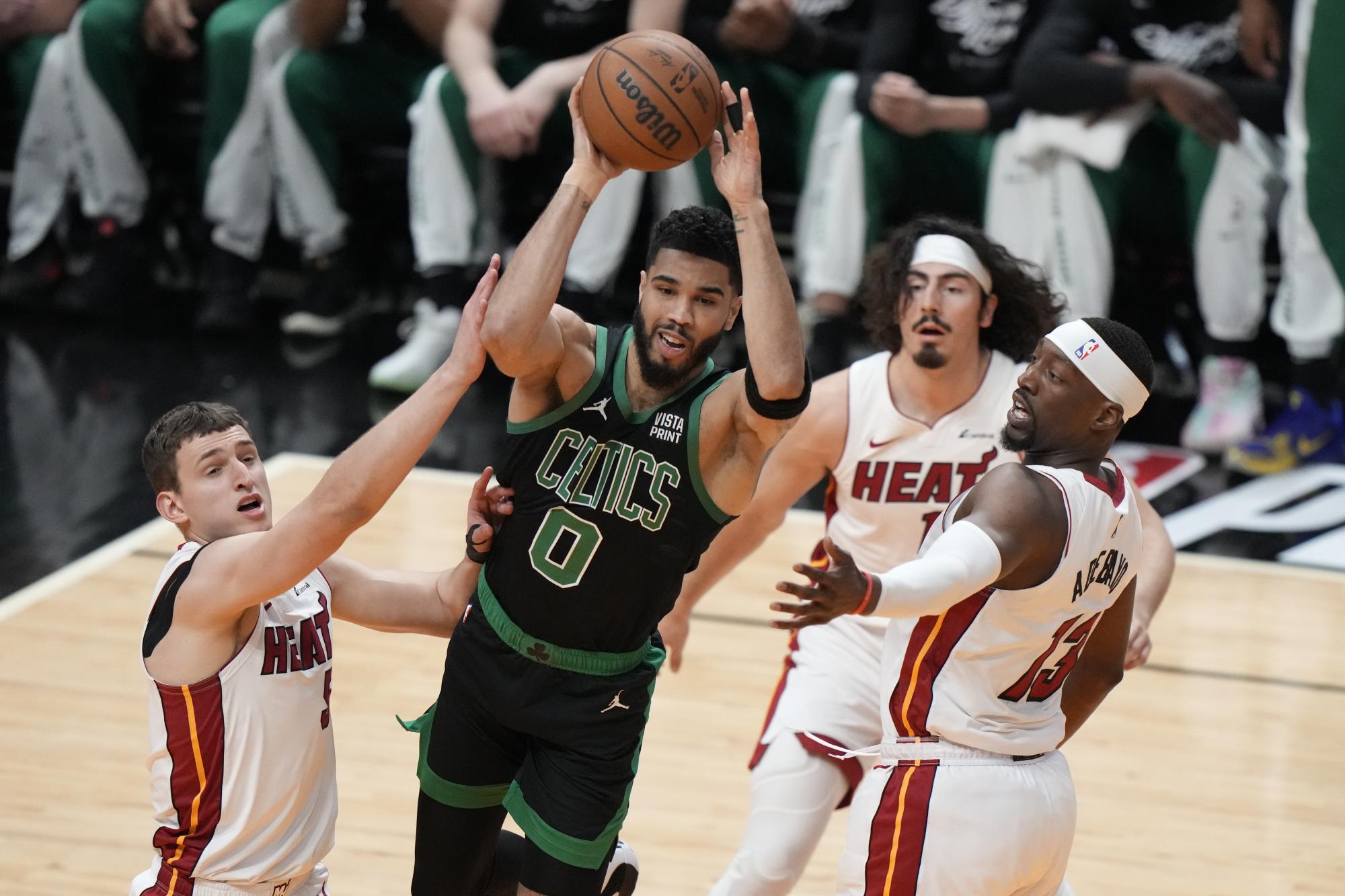 Jaime Jáquez Jr. es frenado por el ímpetu de los Celtics y cae el Heat de Miami. Noticias en tiempo real