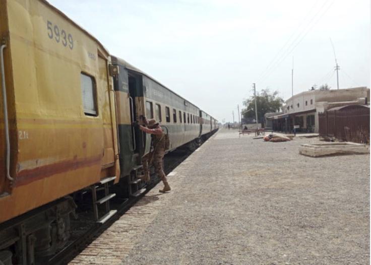 Un atentado suicida mortal sacude una ruta ferroviaria en Pakistán