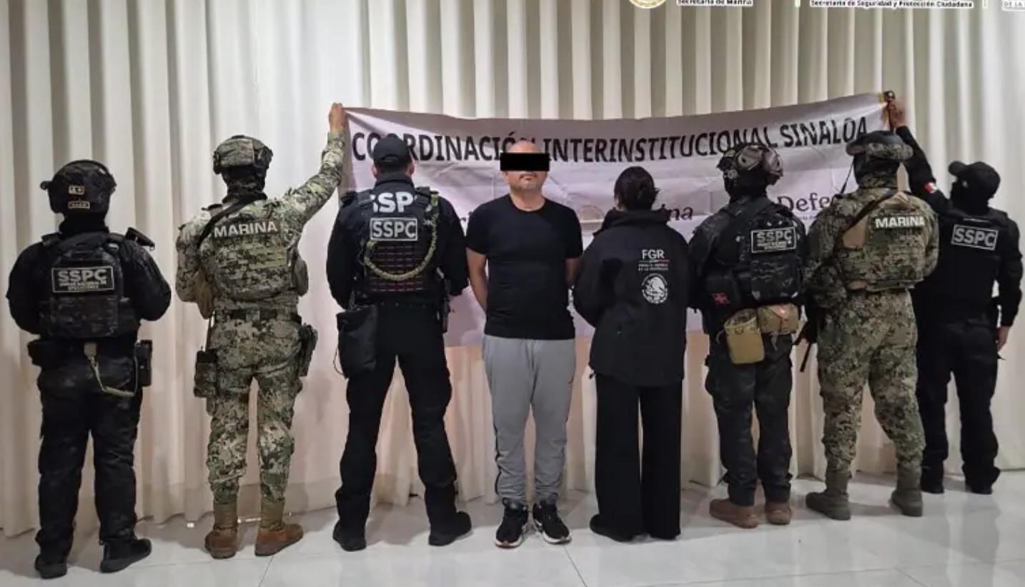 Detienen a hombre en fraccionamiento residencial de Mazatlán; aseguraron ocho vehículos y divisas