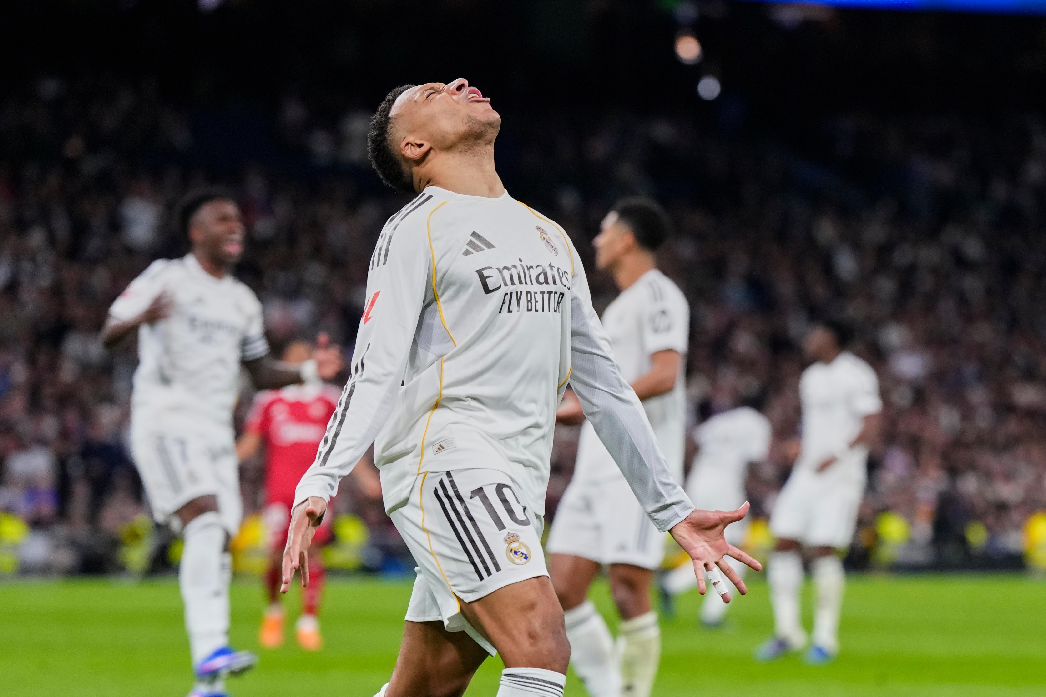 El Real Madrid cerró el año con una victoria sólida de 2-0 ante el Sevilla FC en el Estadio Santiago Bernabéu, en un partido que quedó marcado por un nuevo hito en la historia del club.El protago