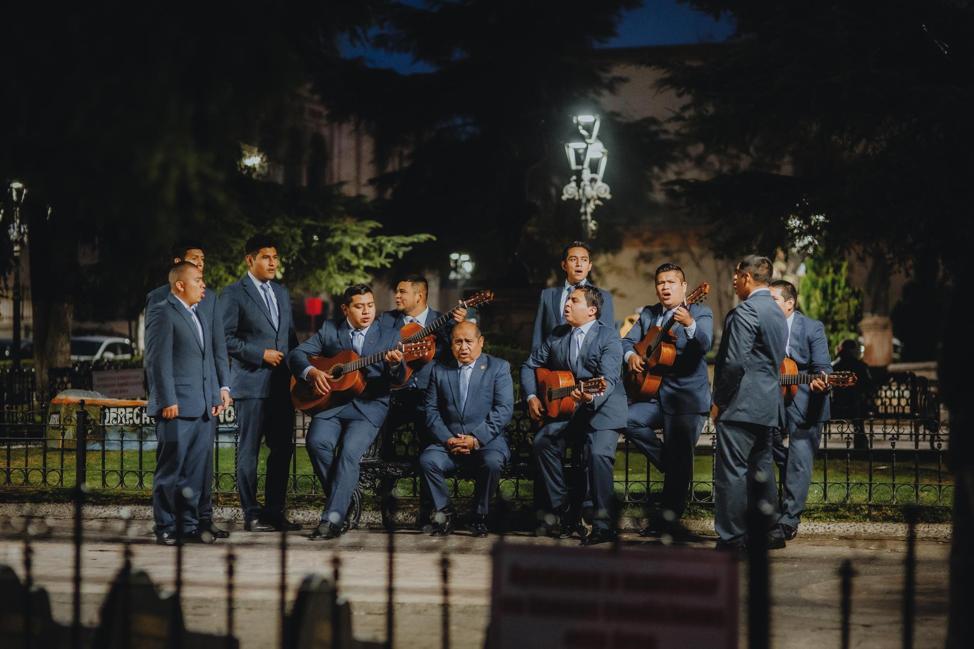 ¿’Corazón de roca’ o ‘Tres regalos? Así La Rondalla de Saltillo enamora a domicilio desde 1966