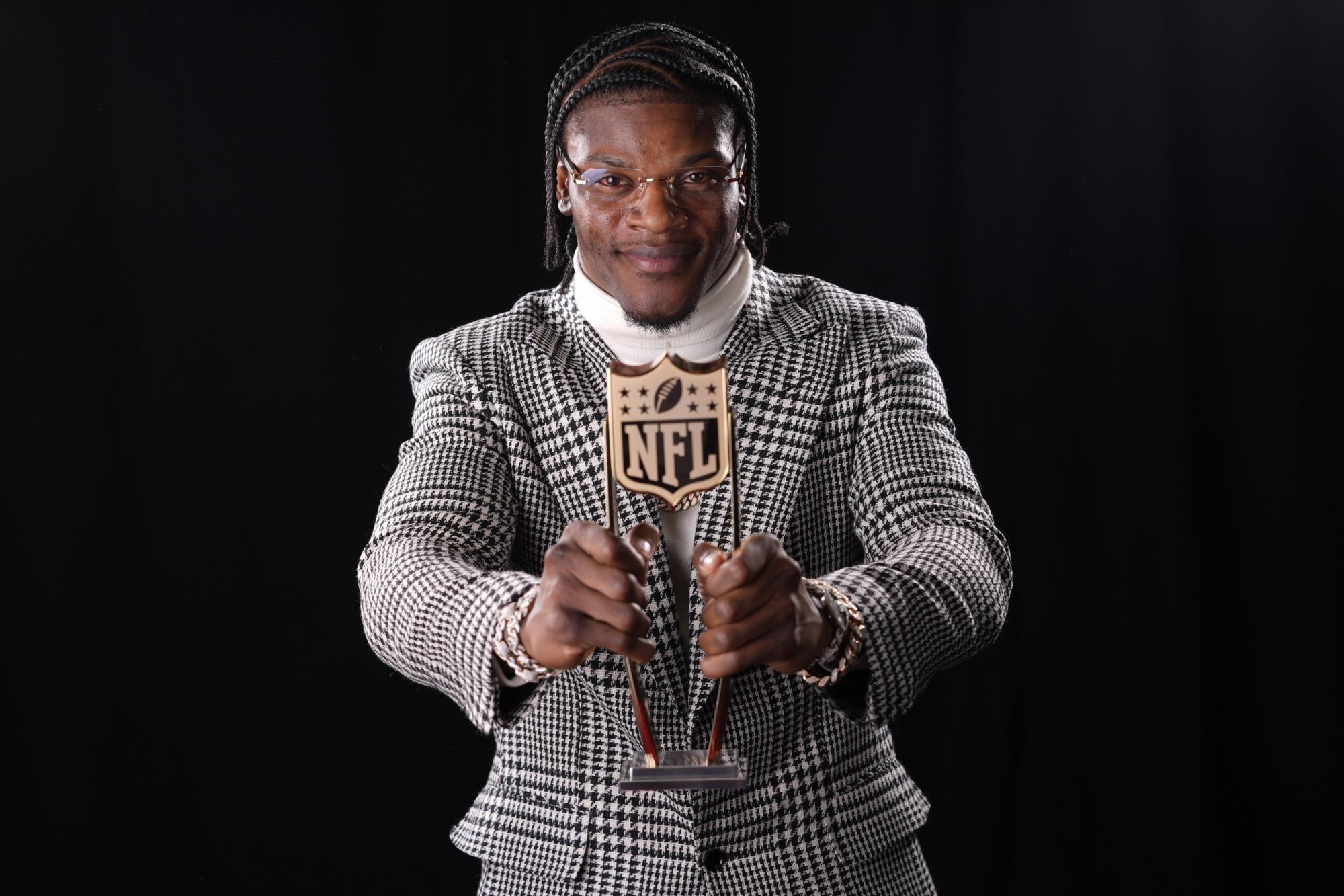 ¡Lamar Jackson es el MVP de la Temporada 2023 de la NFL! Supera QB de los Ravens a Purdy y McCaffrey. Noticias en tiempo real