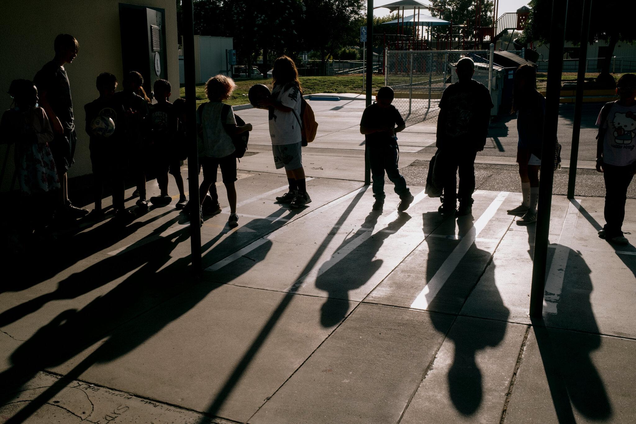 Las redadas migratorias agravan la crisis de ausentismo escolar. Noticias en tiempo real