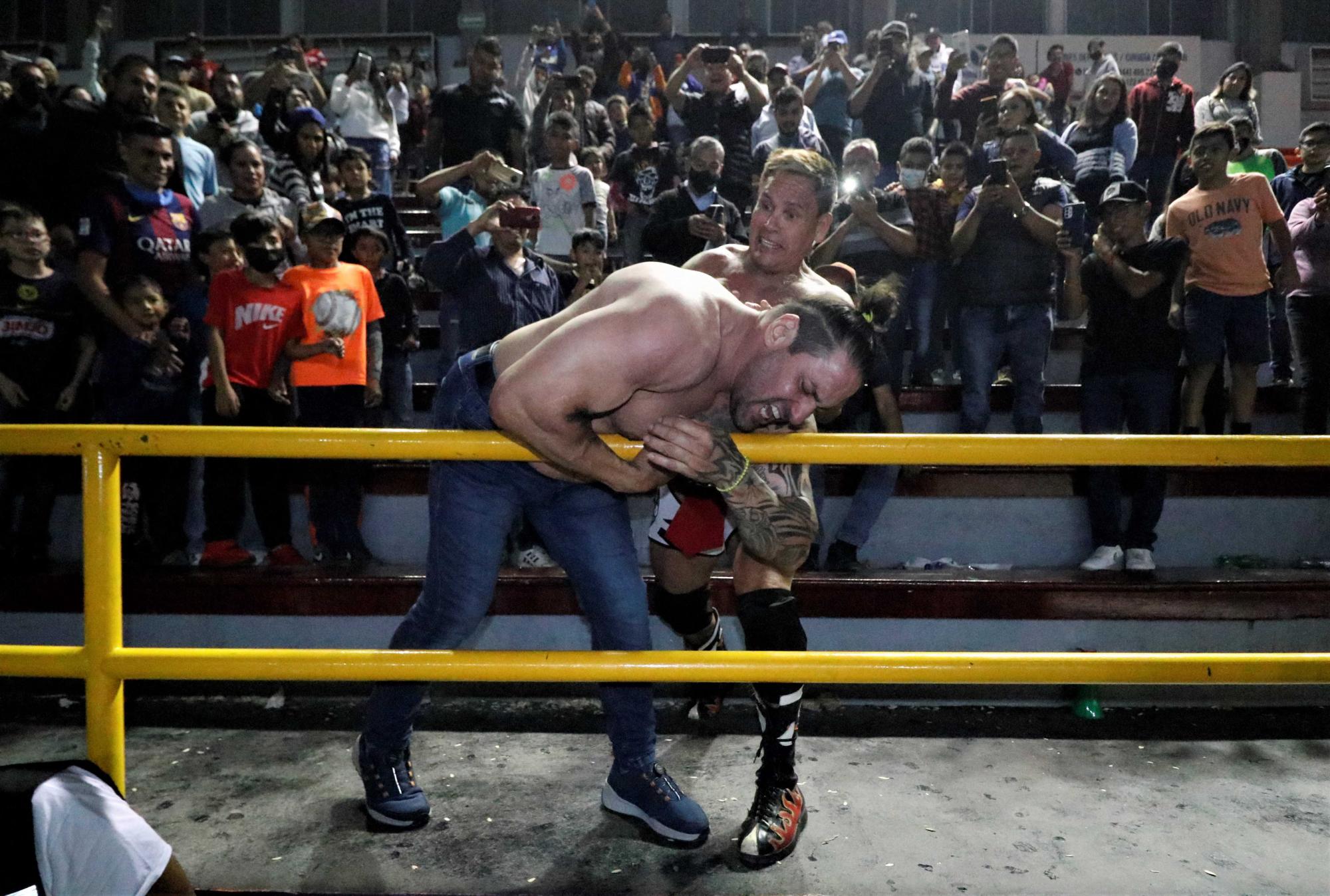 Polémica función de lucha libre en la visita de Konan Big a Saltillo. Noticias en tiempo real