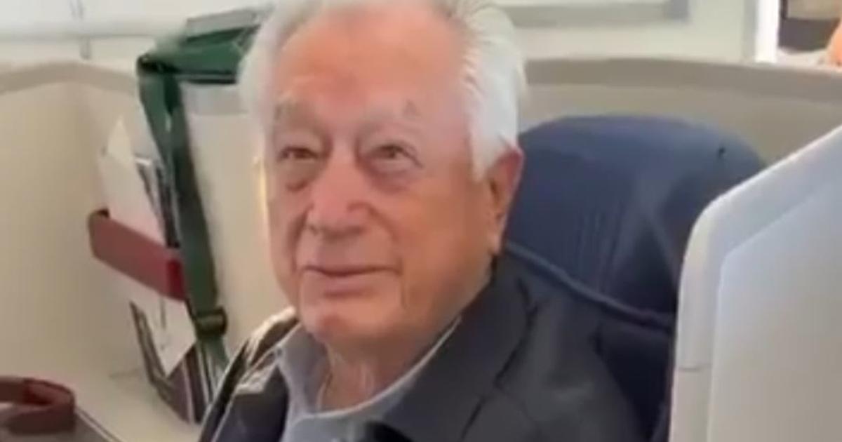 Increpan a Bartlett en vuelo a Madrid: ‘¿Ya no van a EU, ver