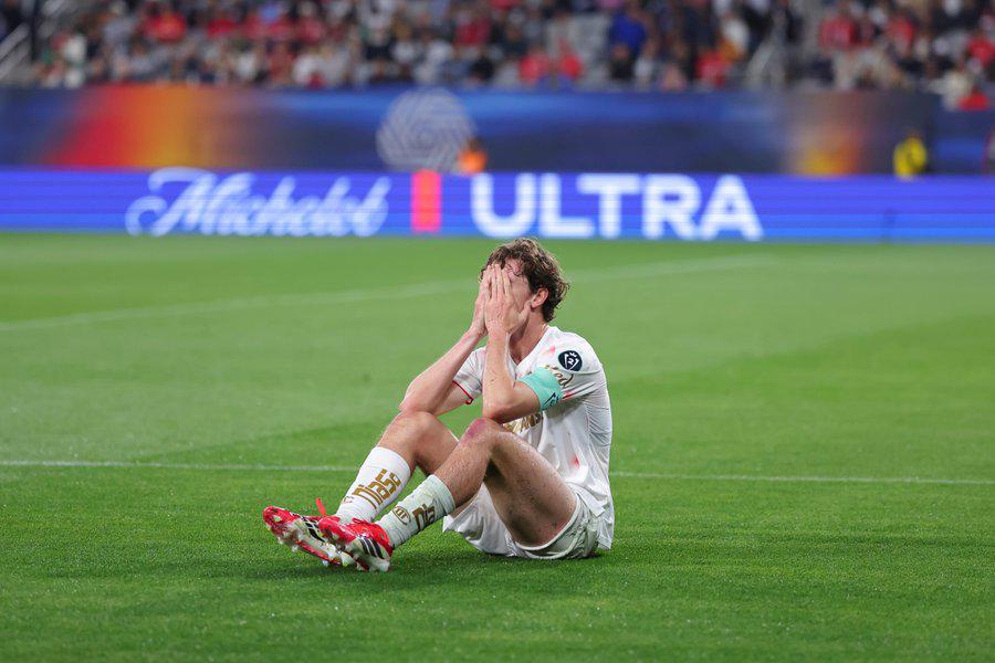 Marcel Ruiz, mediocampista del Toluca, tras sufrir una lesión de rodilla.