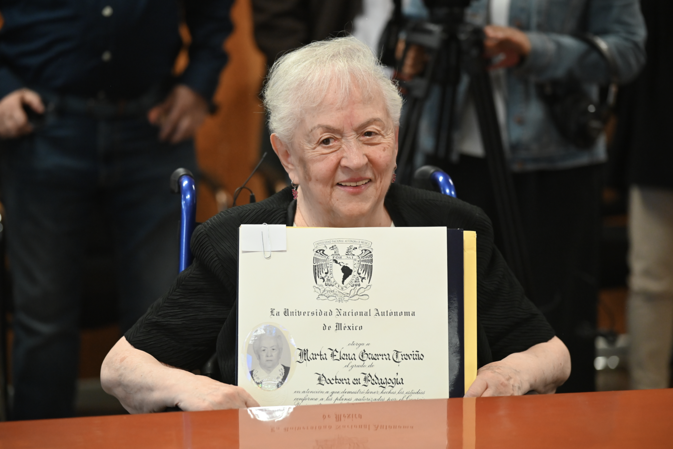 A los 89 años, rompe récord en la UNAM: la historia de la mujer más longeva en doctorarse