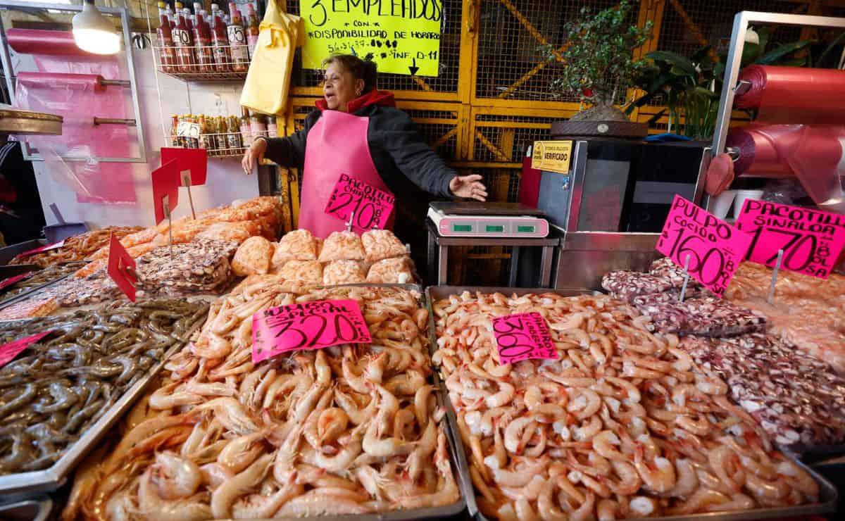 Mexicanos sortean inflación comprando en mercados locales en Semana Santa