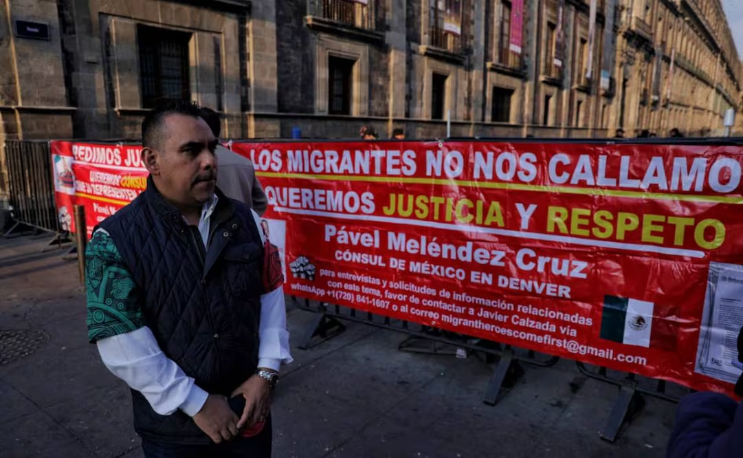Denuncian ‘venta de citas’ y hostigamiento en Denver; migrantes presionan afuera de Palacio Nacional