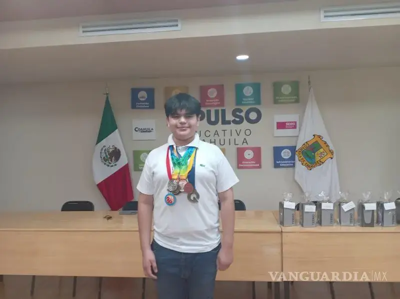 El jovencito lagunero Luis Fabián busca apoyo para representar a México en competencia de matemáticas en Singapur