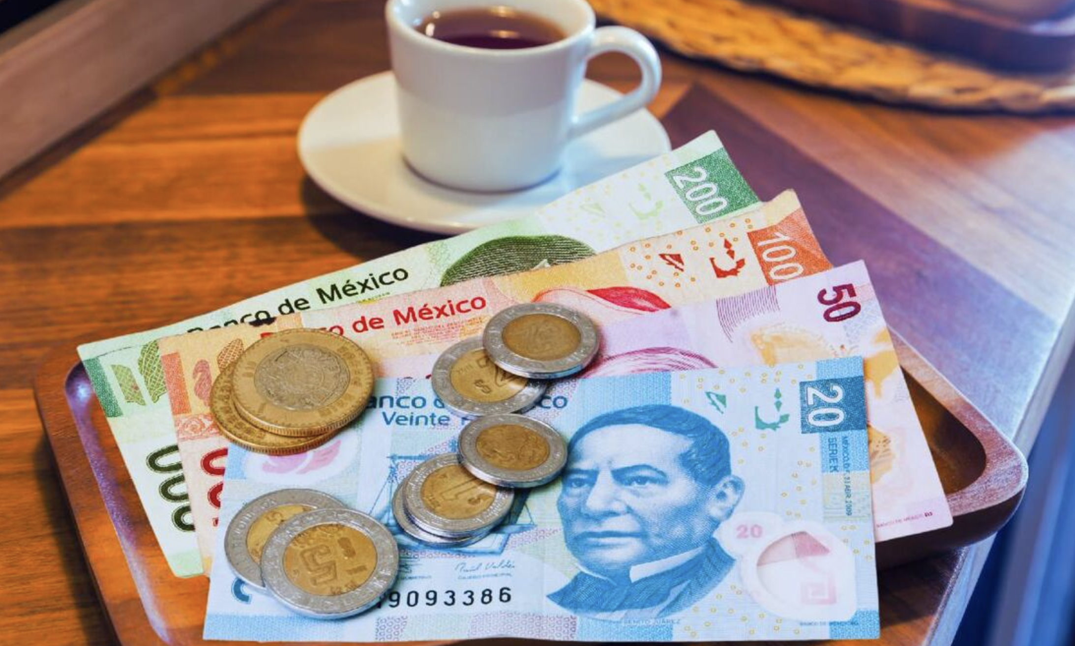 Multas de hasta 3 millones por cobrar propina obligatoria: esto deben saber restaurantes y clientes en México