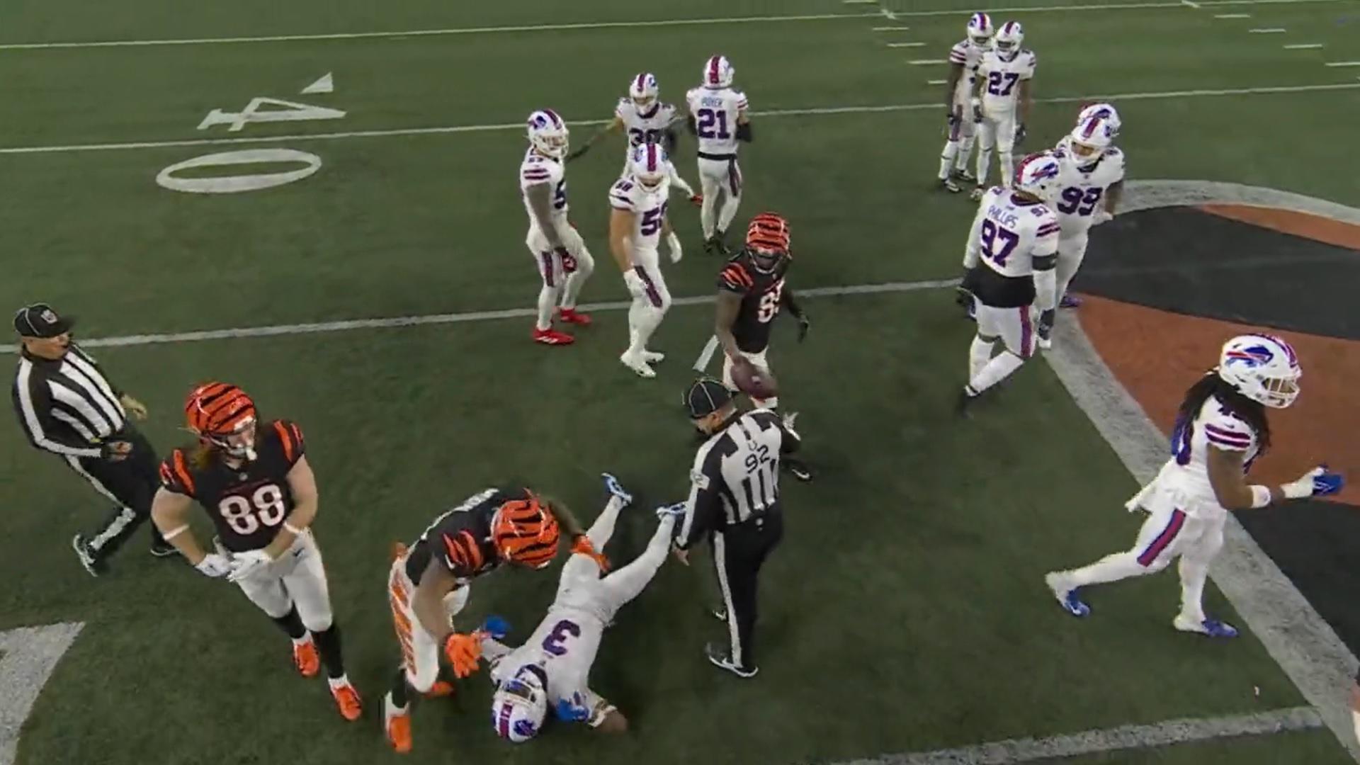 Jugador de los Bills colapsa y le aplica resucitación en pleno juego de Lunes por la Noche de la NFL 2