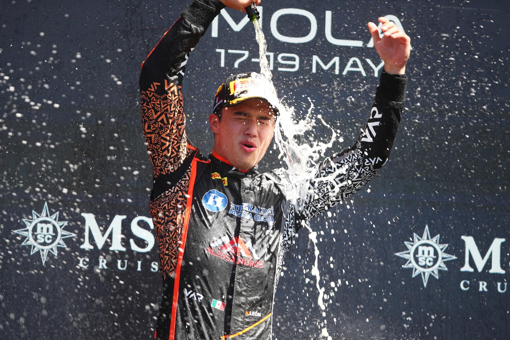 El mexicano Noel León, había sido inicialmente declarado ganador de la carrera sprint de la FIA Fórmula 3 en el Gran Premio de Emilia Romagna, pero su triunfo fue puesto en duda tras un final caót