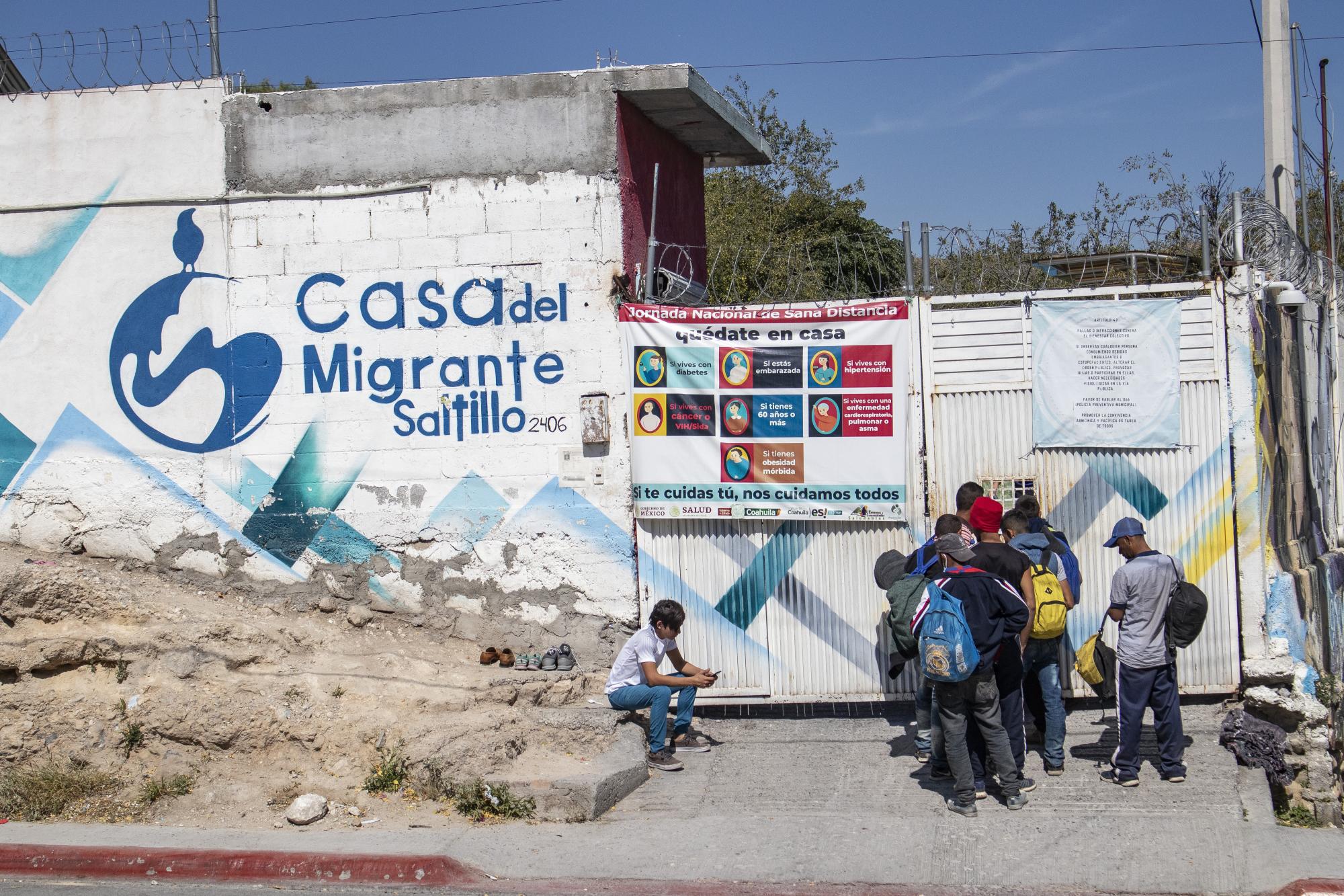 Casa del Migrante de Saltillo excede su capacidad; grupos de migrantes tienen que dormir a las afueras. Noticias en tiempo real