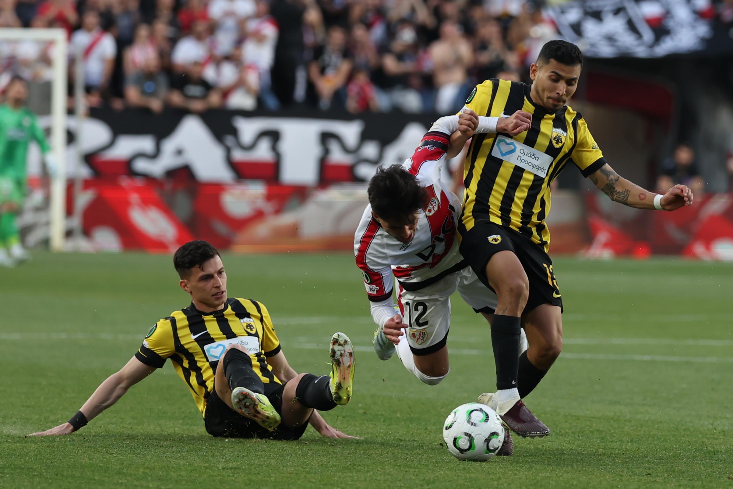 Orbelín Pineda y AEK Atenas al borde de la eliminación: Rayo Vallecano golpea primero en la Conference League