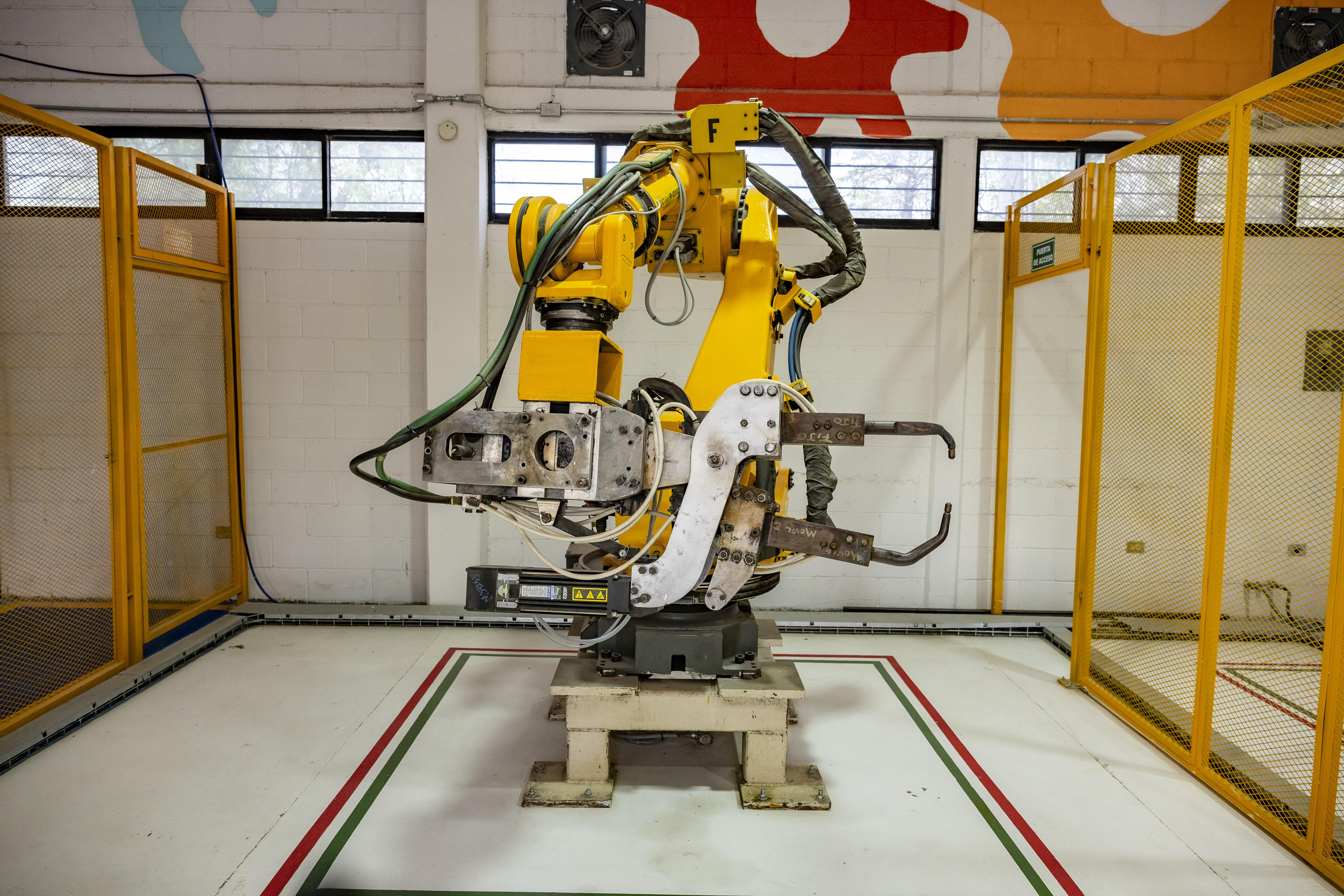 El Taller de Robótica de la Universidad La Salle Saltillo permite a los estudiantes trabajar con programación, automatización y equipos industriales utilizados en procesos reales de la industria automotriz. FOTO: OMAR SAUCEDO