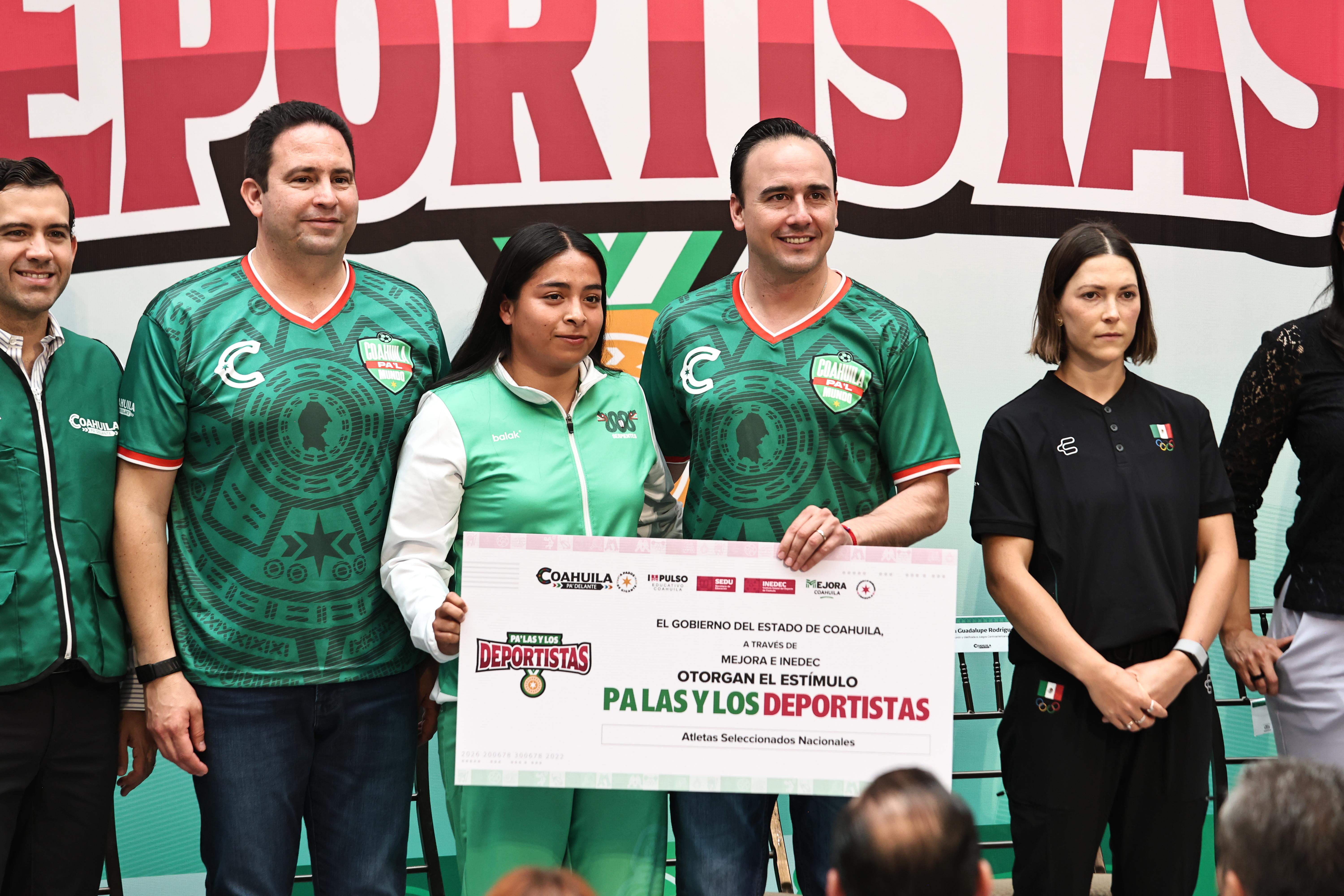 Entrega Manolo Jiménez apoyos a más de 500 deportistas en Coahuila