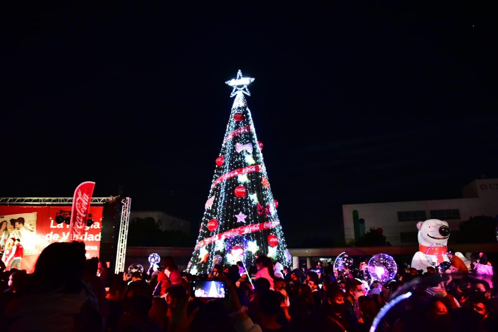 Con desfile, así llegó la navidad a Saltillo; familias disfrutaron encendido del pino navideño. Noticias en tiempo real