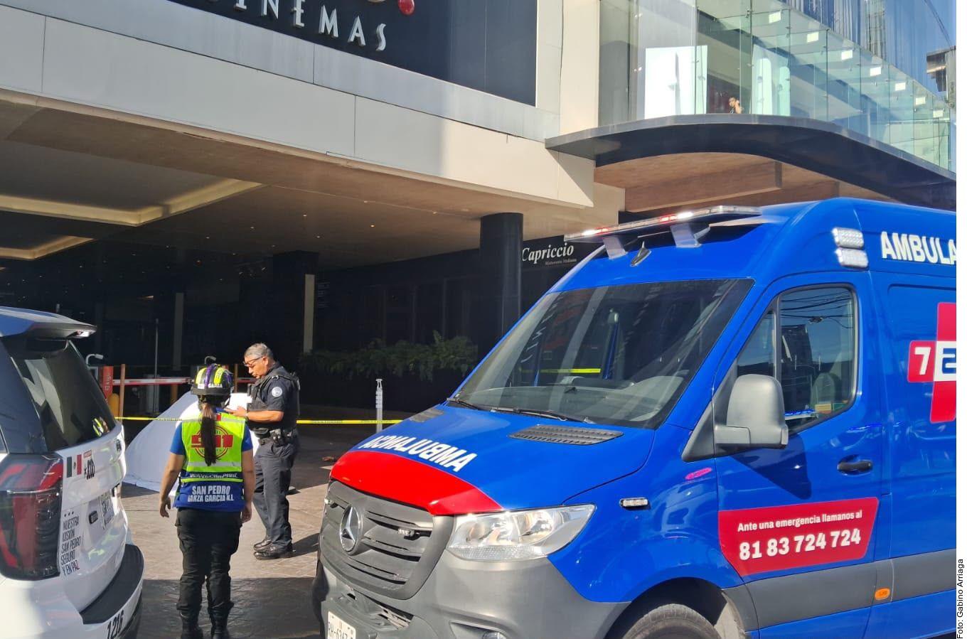 Indagan muerte de pareja en San Pedro, NL; hombre cayó al vacío y mujer fue hallada en habitación