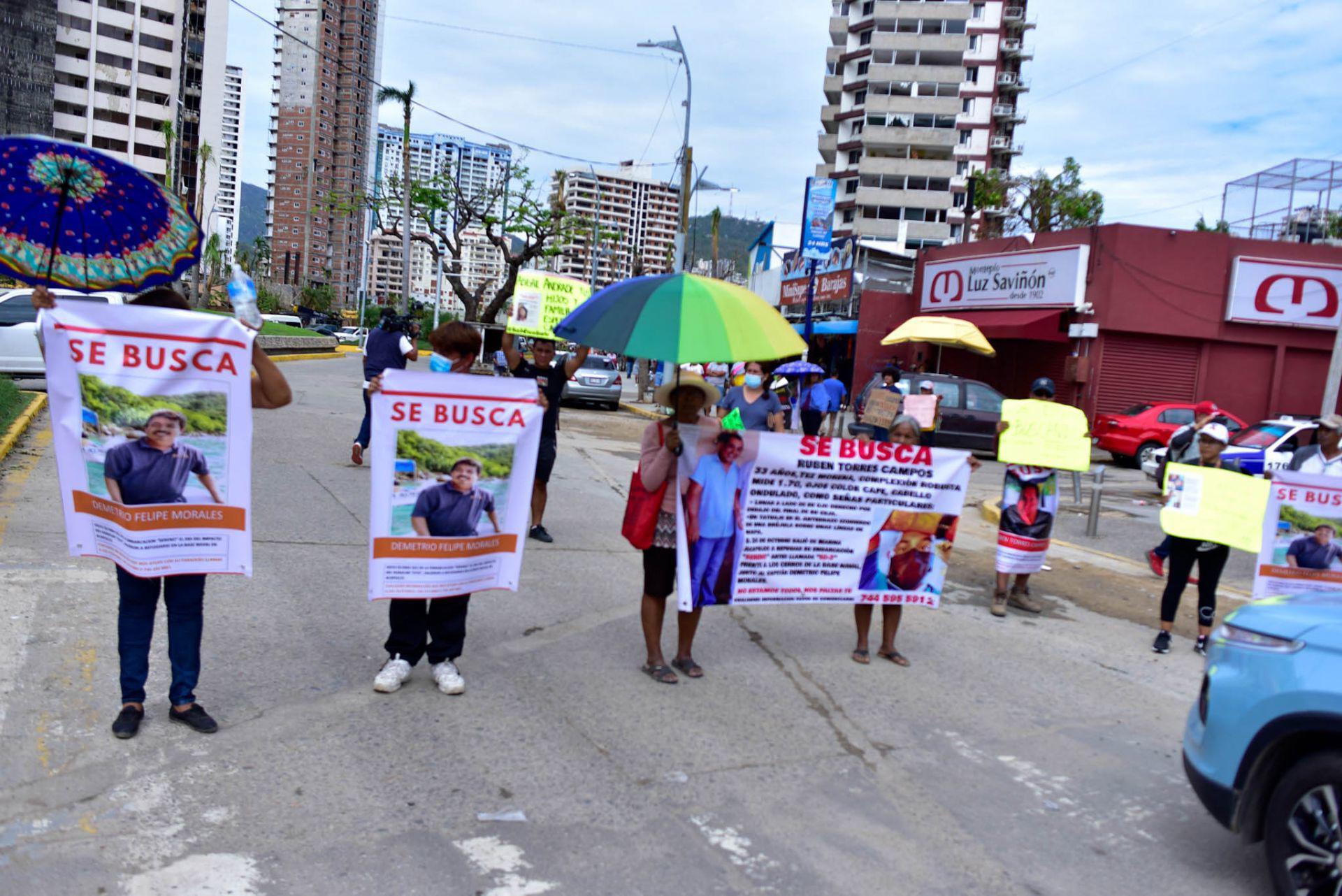 ‘No nos hacen caso’; reciben damnificados a AMLO con protesta en Acapulco . Noticias en tiempo real