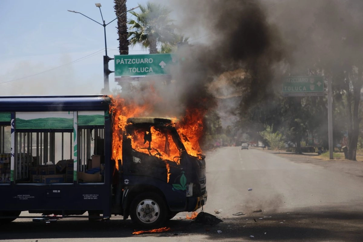 Queman autos y lanzan explosivos frente a Fiscalía: exigen castigo a Aureoles por represión en Nahuatzen