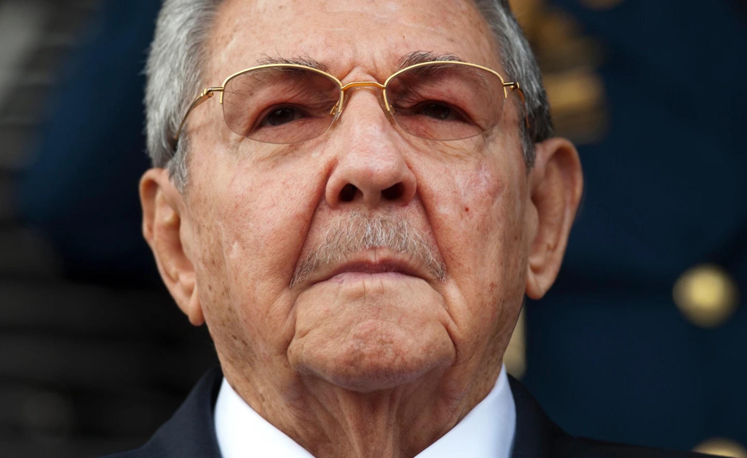 El presidente de Cuba, Raúl Castro, escucha los himnos nacionales de Cuba y Venezuela durante su ceremonia de bienvenida en el palacio presidencial de Miraflores, el 17 de marzo de 2015, en Caracas.