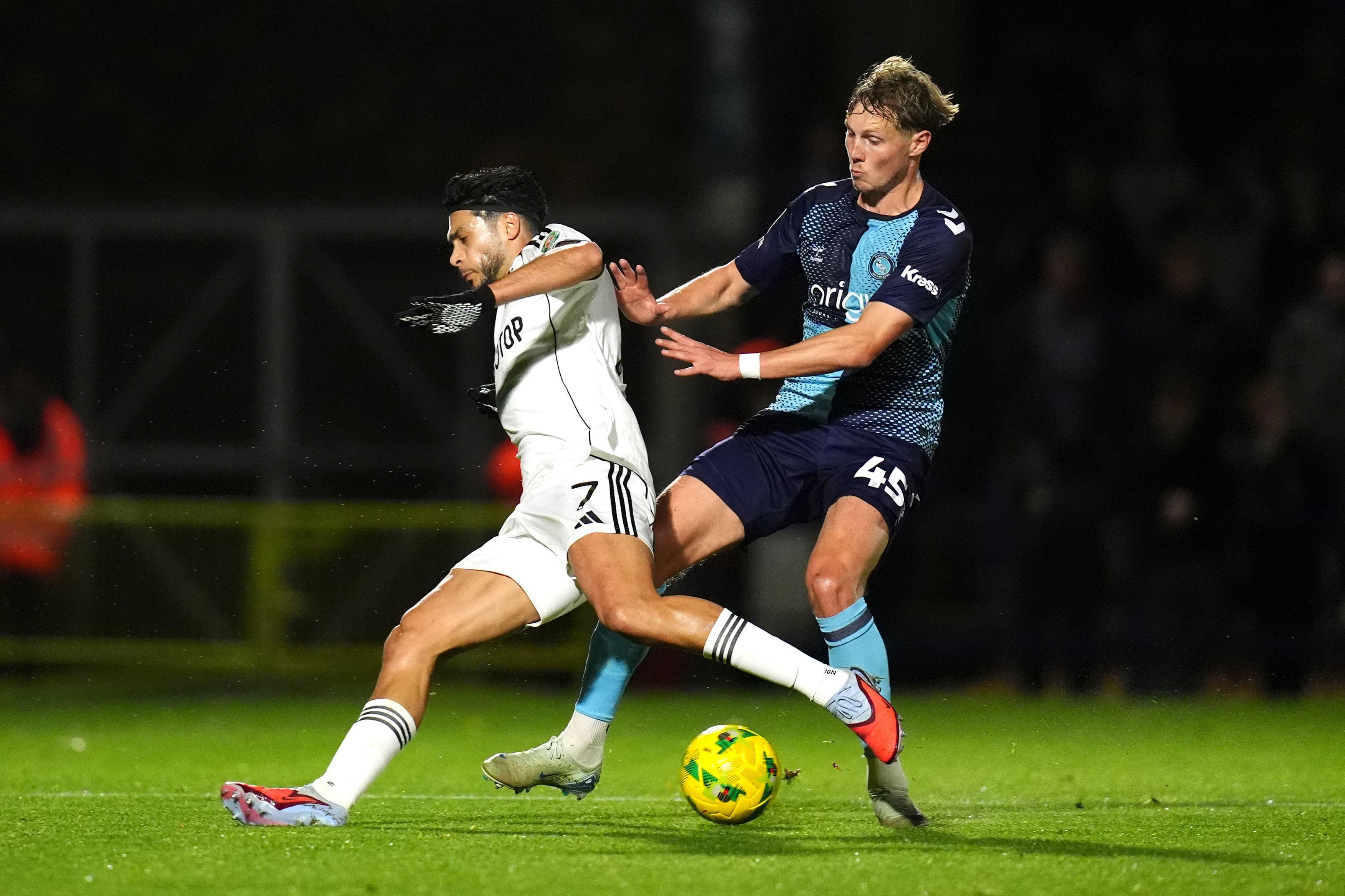 Raúl Jiménez y Fulham eliminan al Wycombe en penales y avanza en la Carabao Cup