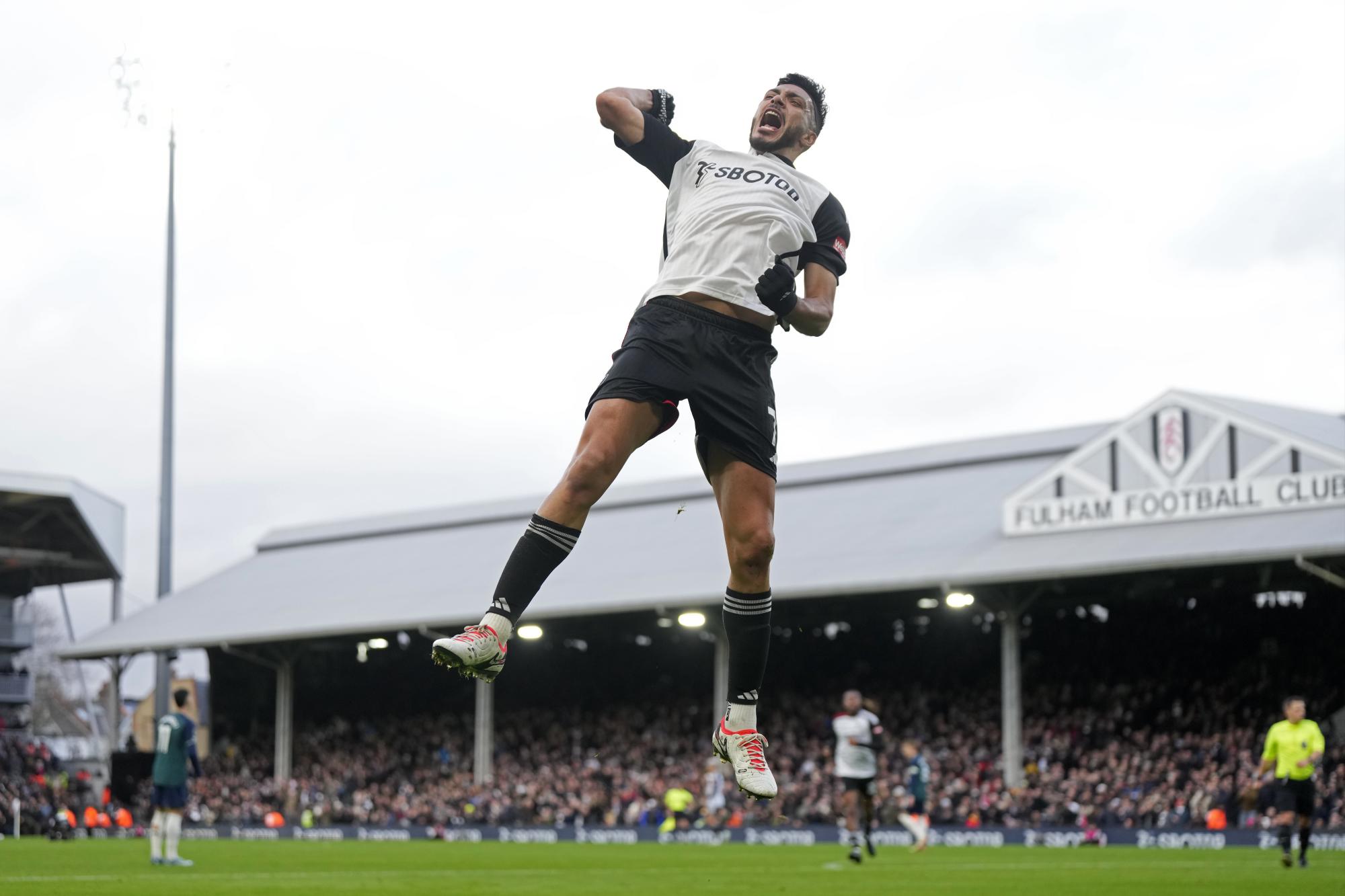 Raúl Jiménez recibe el Mejor Gol del Mes con el Fulham previo a las Semifinales de la Carabao Cup. Noticias en tiempo real