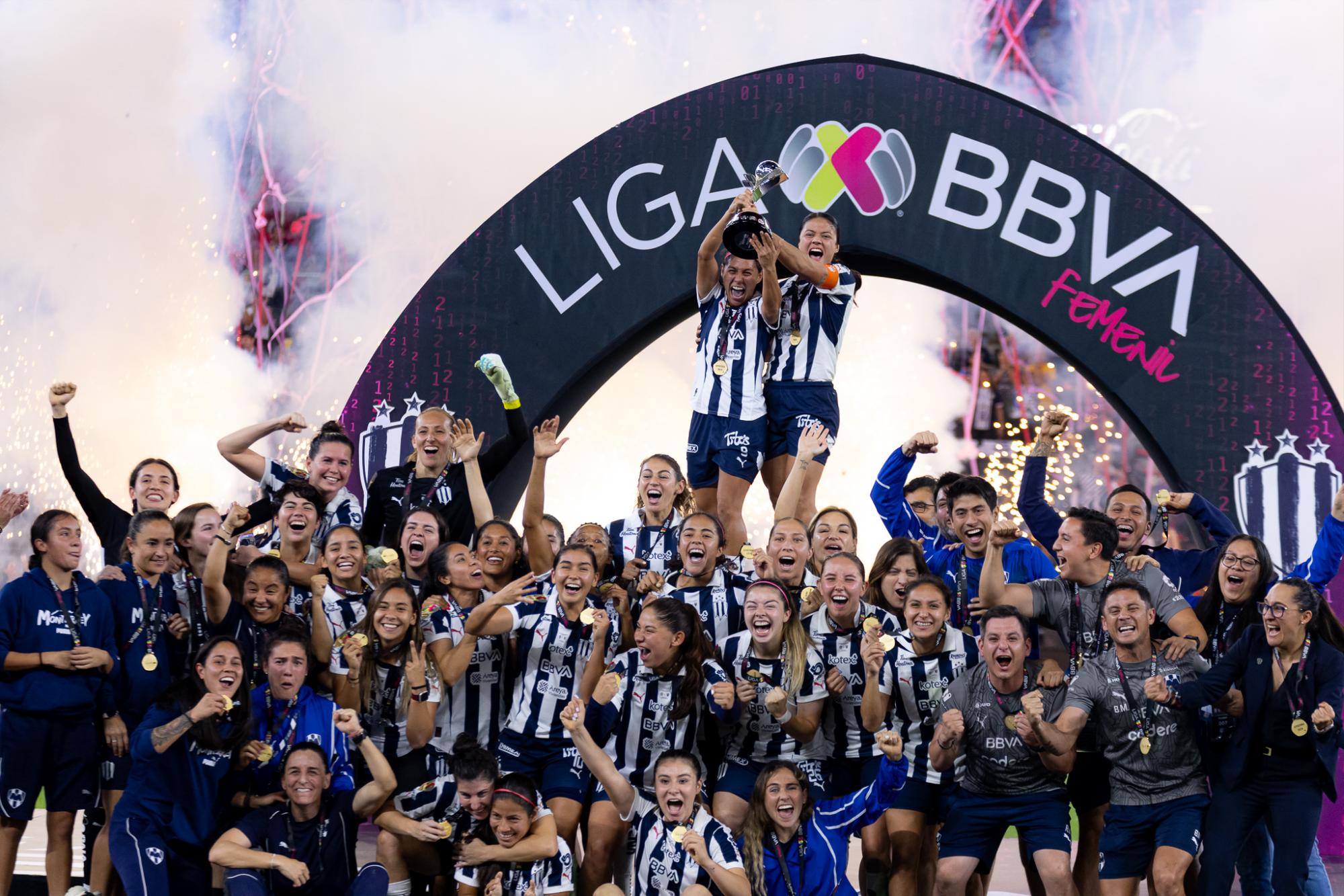 Las Rayadas de Monterrey se consagraron como Bicampeonas de la Liga MX Femenil tras vencer a sus acérrimas rivales, las Tigres, en un emocionante partido disputado en el Estadio Gigante de Acero, ant