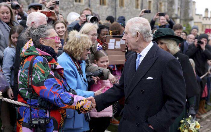 Carlos III reapareció y saluda tras asistir a una misa en Windsor. Noticias en tiempo real